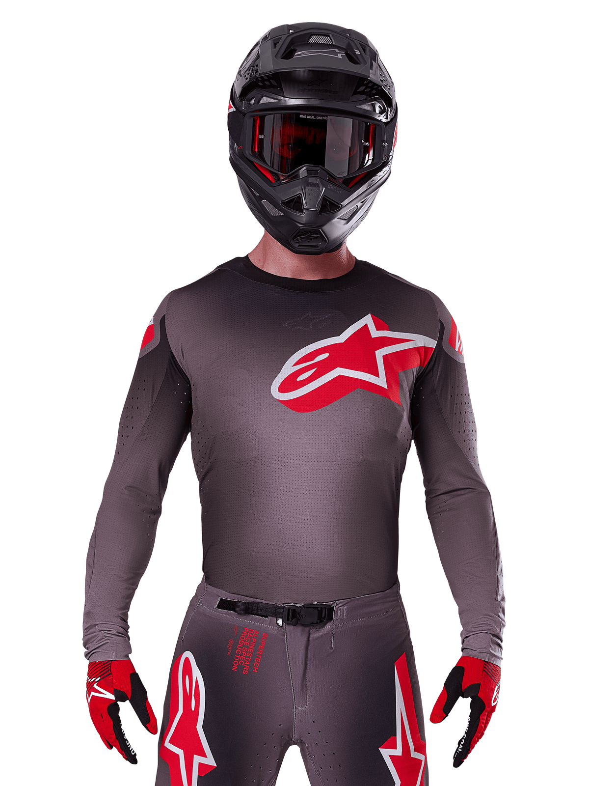 Alpinestars 2025 Supertech Lipan Trikot, Motocross-Jersey, Smoke und Rot, mit einem großen rot-weißen Brustlogo, getragen mit einem schwarzen Helm und rot-schwarzen Handschuhen, athletische Rennpassform mit lasergeschnittenen Perforationen