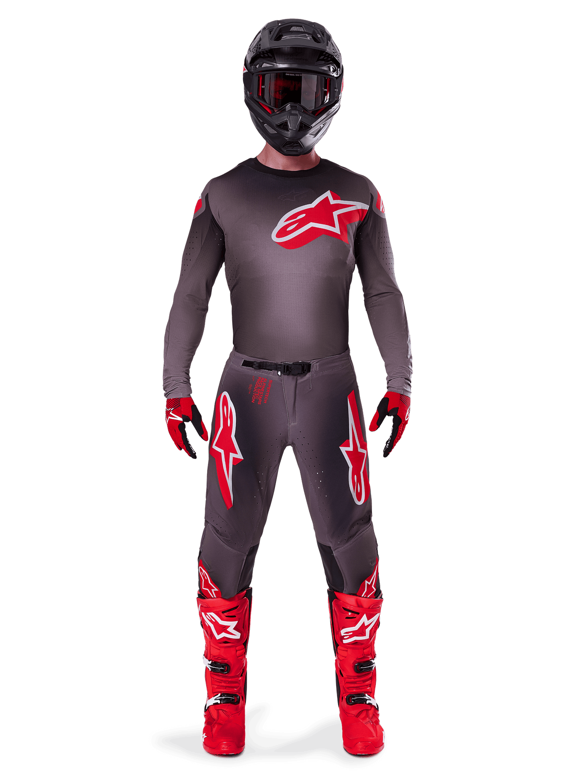 Motocross-Fahrer im Alpinestars 2025 Supertech Lipan Gear Set, Smoke und Bright Red, dunkelgraues Trikot und Hose mit markanten roten Alpinestars-Logos, leuchtend rote Stiefel, schwarzer Helm und rote Handschuhe, professionell abgestimmtes Outfit für den Offroad-Rennsport