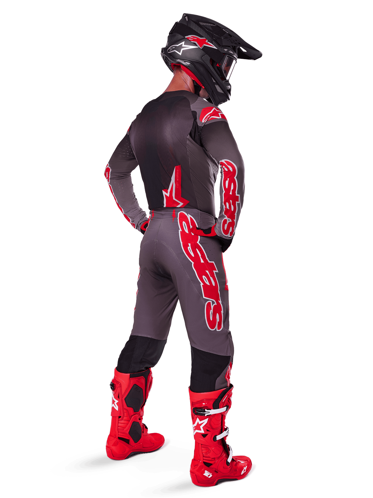 Motocross-Fahrer im 2025 Supertech Lipan Trikot, Smoke Bright Red, von hinten gesehen mit passender grau-roter Hose, leuchtend roten Stiefeln, schwarzem Helm mit roten Akzenten und roter Brille, abgestimmtes Profi-Ausrüstungsset für den Offroad-Rennsport