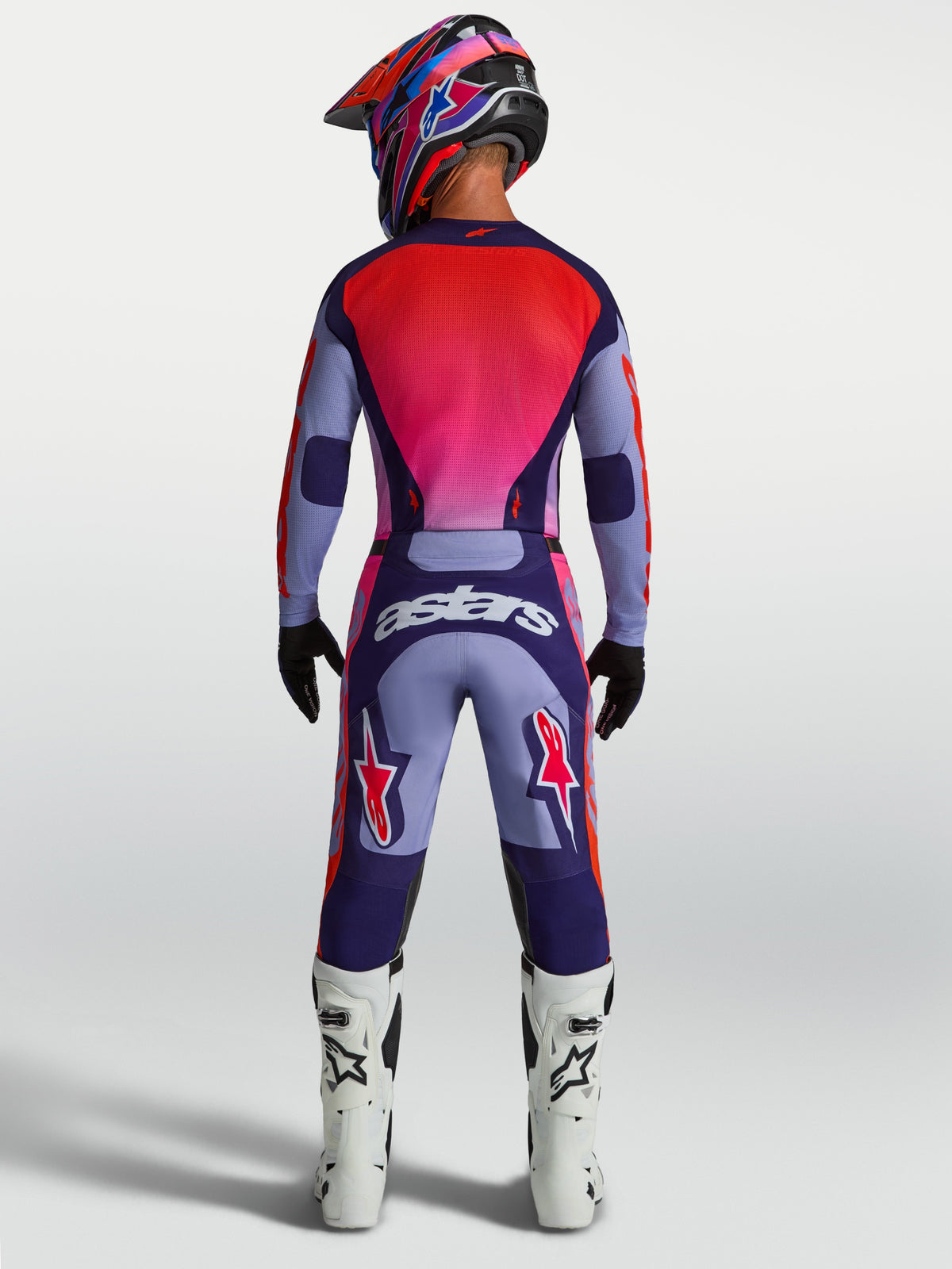 Alpinestars Racer Air Hunt MX-Ausrüstungsset, Lila und Rot, belüftetes Motocross-Trikot und Hose, Rückansicht am Fahrer.