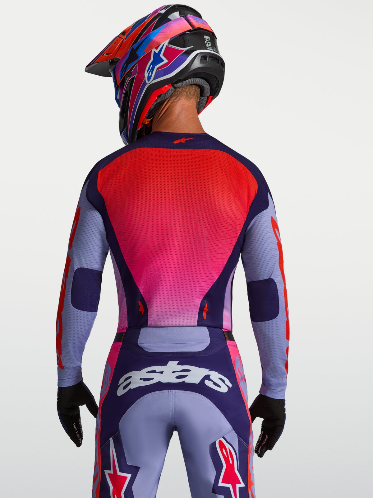 Alpinestars Racer Air Hunt Trikot, Herren Motocross-Trikot, Lila und Pink Fluo, Rückansicht am Model, atmungsaktives Mesh.
