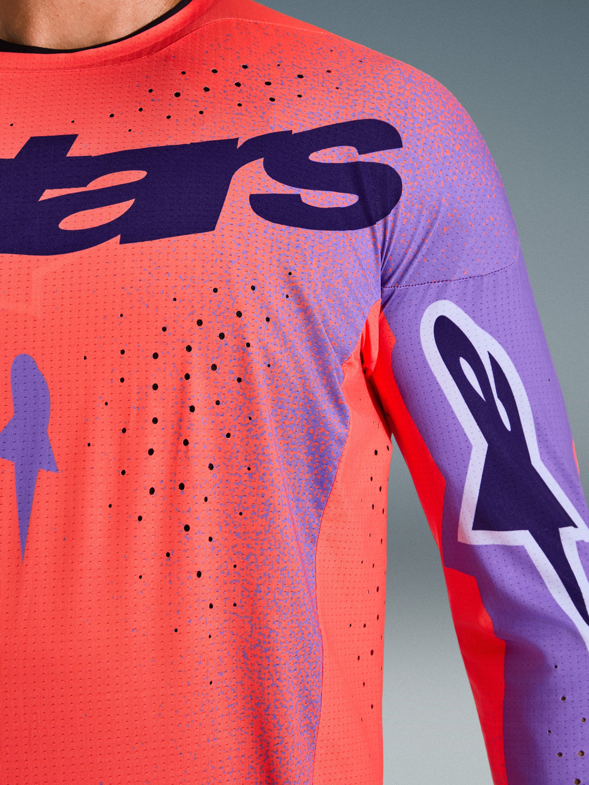 Alpinestars 2026 Supertech Scenz Jersey, Motocross-Jersey, Hot Coral und Lila, Nahaufnahme mit atmungsaktiver Mesh-Struktur und lasergeschnittenen Perforationen, mit großem lila Brustlogo und Ärmelgrafiken für den professionellen Offroad-Rennsport