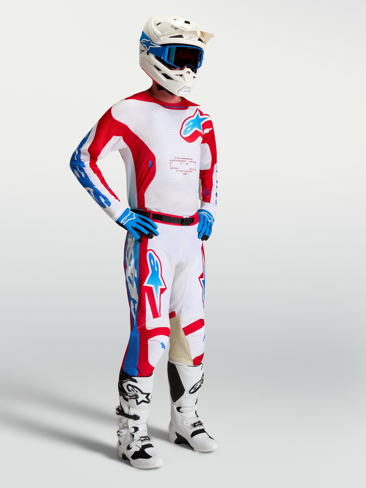 Alpinestars Racer Hunt Motocross Ausrüstungsset, rote und weiße Rennhose und Trikot am Model für Offroad-Performance.