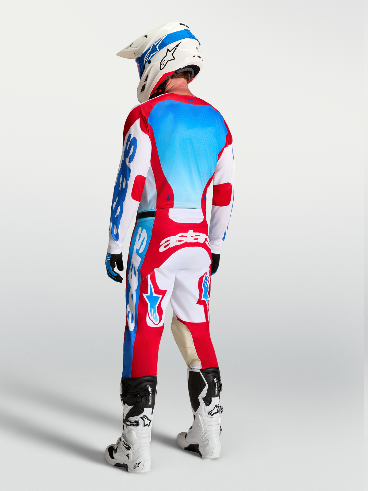 Alpinestars Racer Hose Hunt und Racer Hunt Ausrüstungsset, Motocross-Ausrüstung, Rot, Weiß, Blau, Rückansicht auf Fahrer.