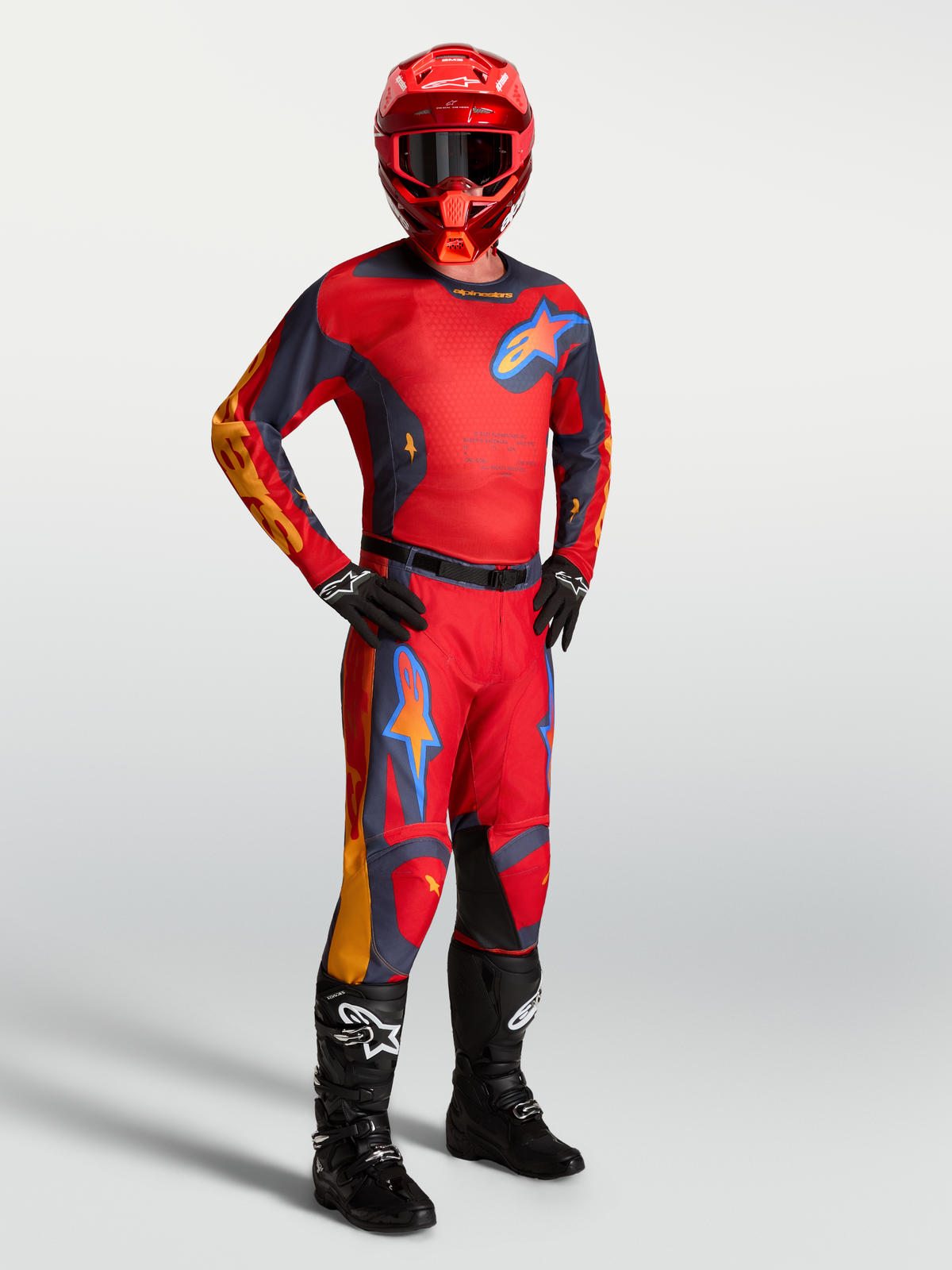 Alpinestars Racer Hunt Gear Set, Motocross-Outfit für Herren in Rot und Grau, strapazierfähige Konstruktion, am Model präsentiert.