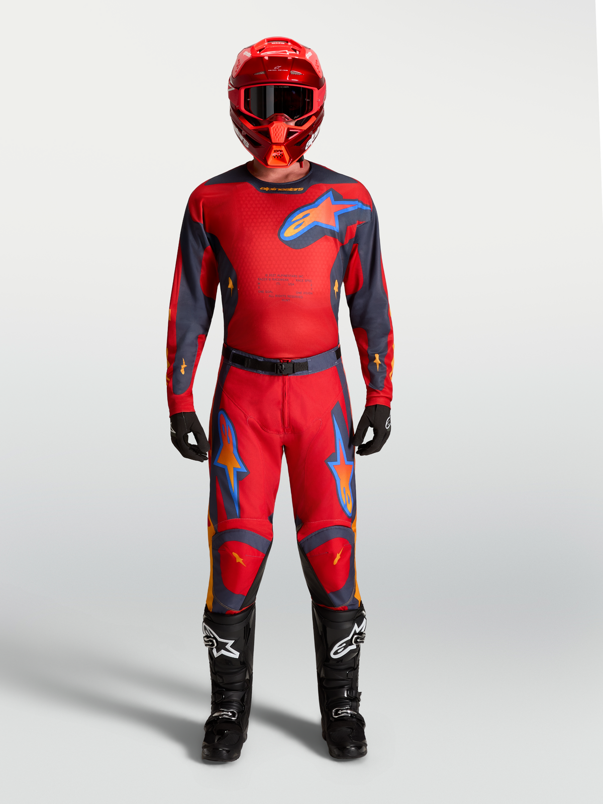 Alpinestars Racer Hunt Trikot, Herren-Motocross-Ausrüstung in Rot und Grau, feuchtigkeitsableitendes Material mit belüftetem Mesh und Alpinestars-Logo für Offroad-Fahrten.