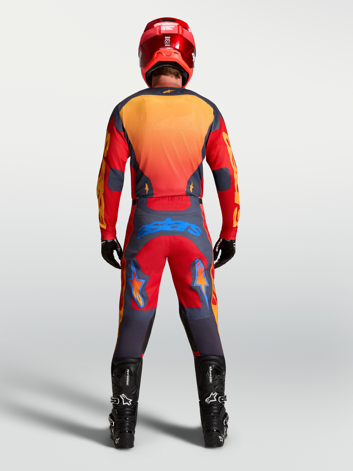 Alpinestars Racer Hunt Hose und Ausrüstungsset, Herren-Motocross-Ausrüstung, Rot und Grau, Rückansicht mit Rennpassform.