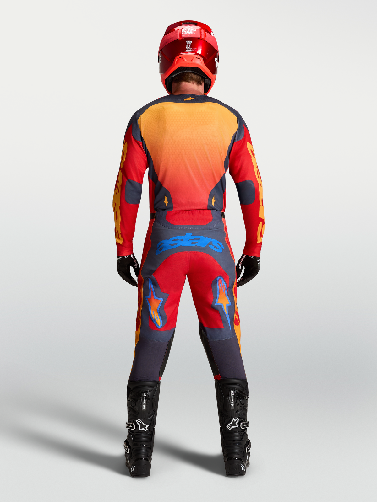 Alpinestars Racer Hunt Trikot, Herren-Motocross-Ausrüstung in Rot und Grau, feuchtigkeitsableitend, Rückansicht am Fahrer.