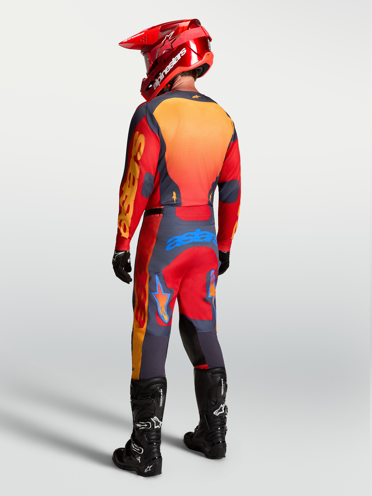 Alpinestars Racer Hunt Hose und Ausrüstungsset, Motocross-Outfit für Herren, Rot und Grau, Offroad-Rennausrüstung, Rückansicht.