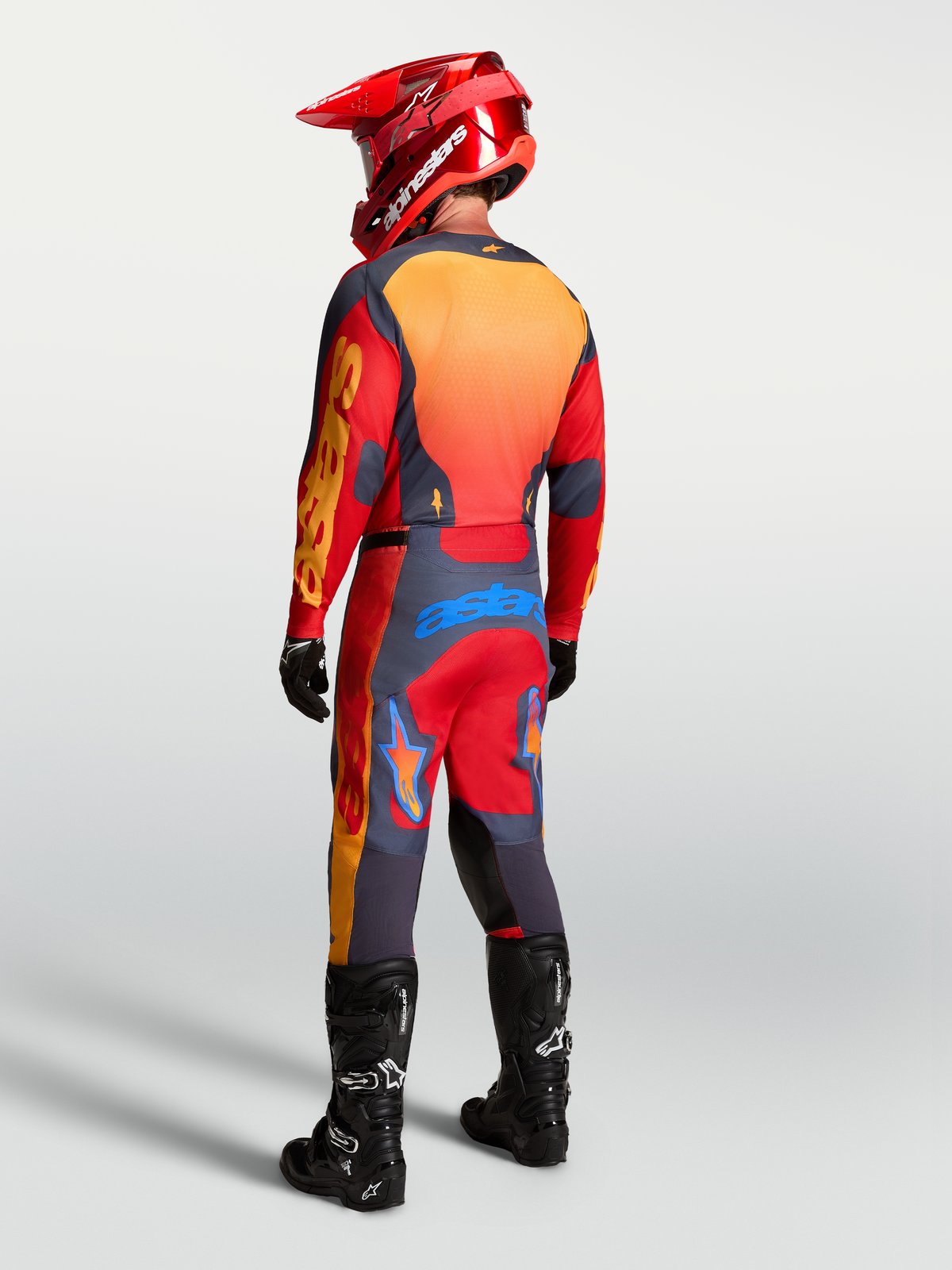 Alpinestars Racer Hunt Trikot, rote und graue Herren-Motocross-Ausrüstung, Rückansicht mit Race-Passform und Belüftungseinsätzen.