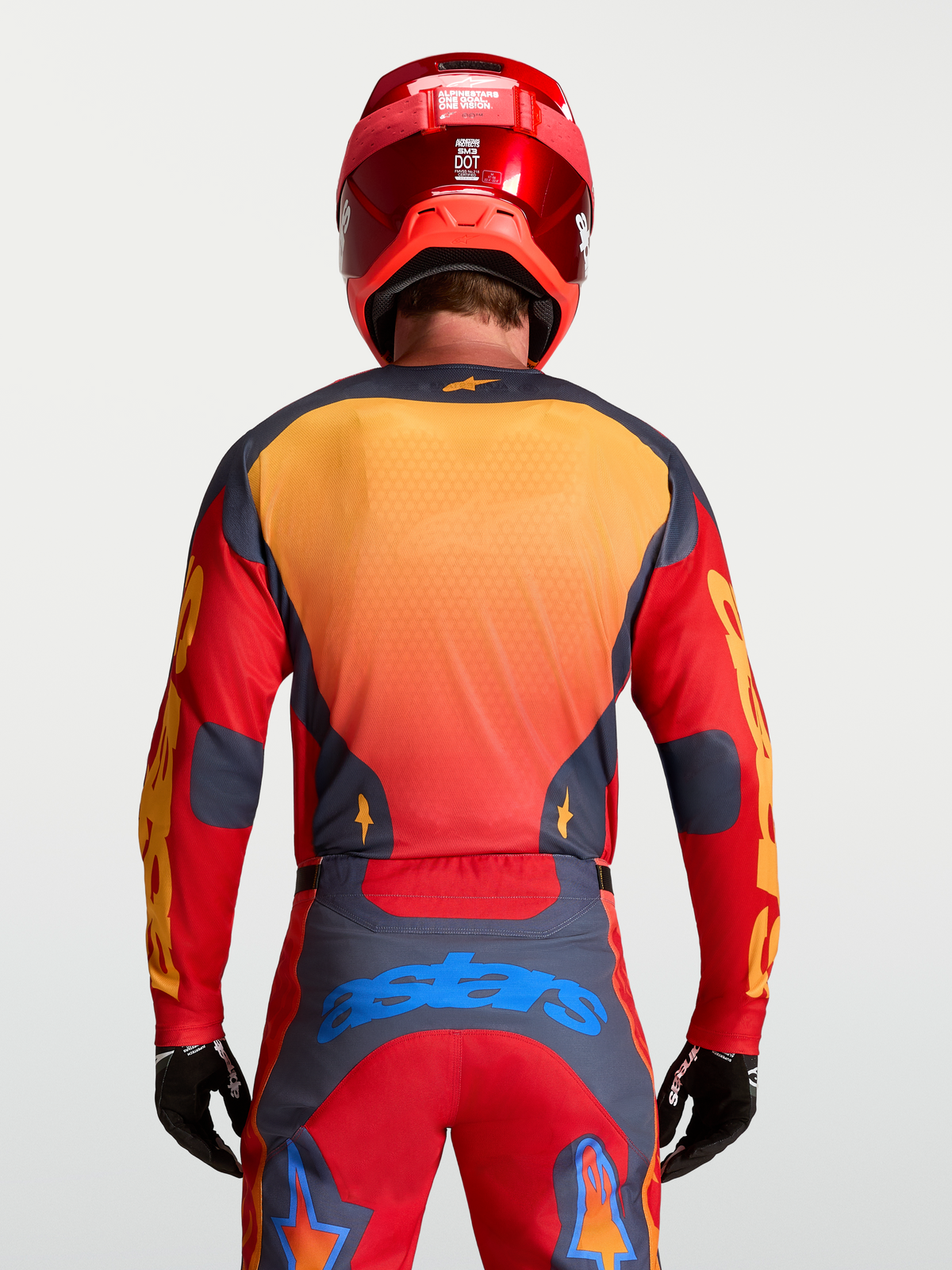 Alpinestars Racer Hunt Trikot, Motocross-Ausrüstung für Herren, Feuerrot und Grau mit gelben und blauen Akzenten, Rückansicht auf Model.
