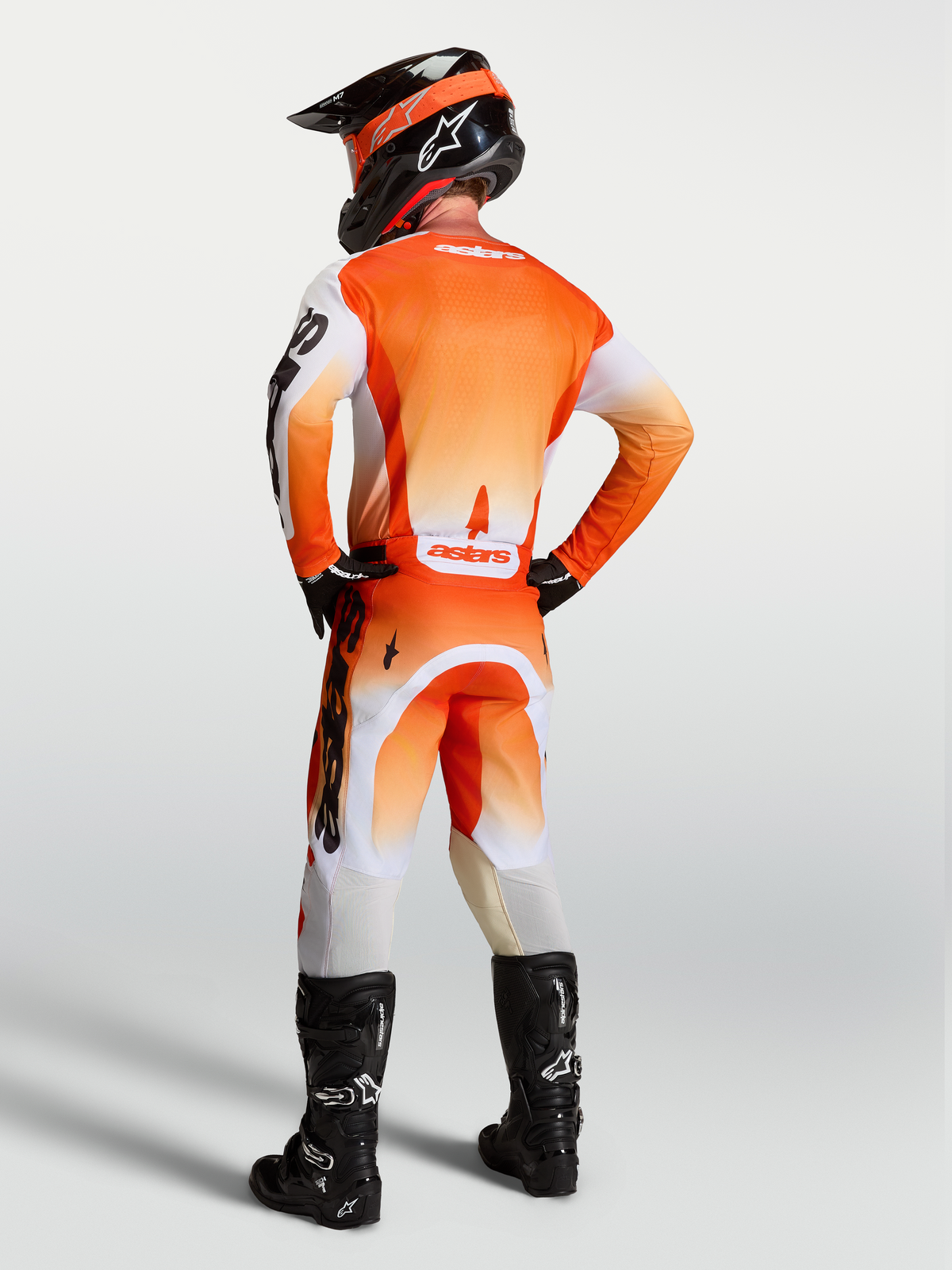 Alpinestars Racer Amber Hose und Gear Set, Herren-Motocross-Rennausrüstung in Orange und Weiß, Rückansicht am Model.