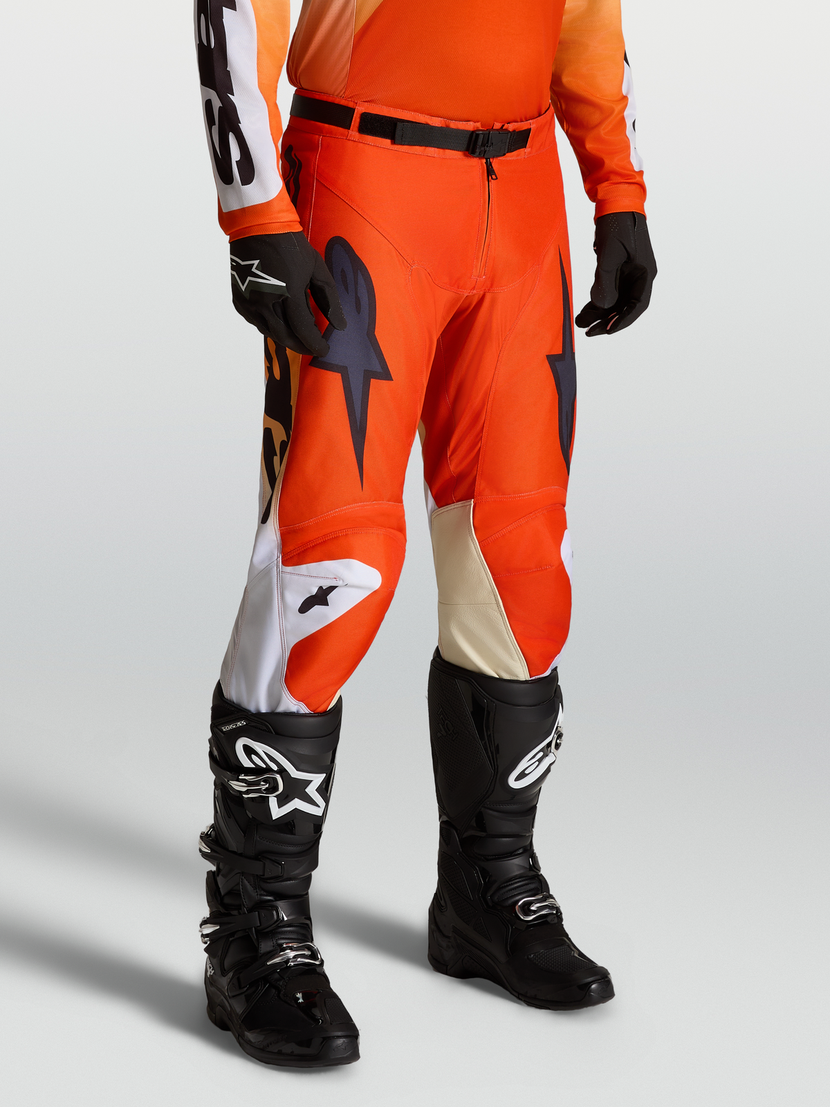 Alpinestars Racer Amber Hose, Motocross-Hose in Rot und Schwarz, am Model mit passendem Trikot und Tech Series Stiefeln.