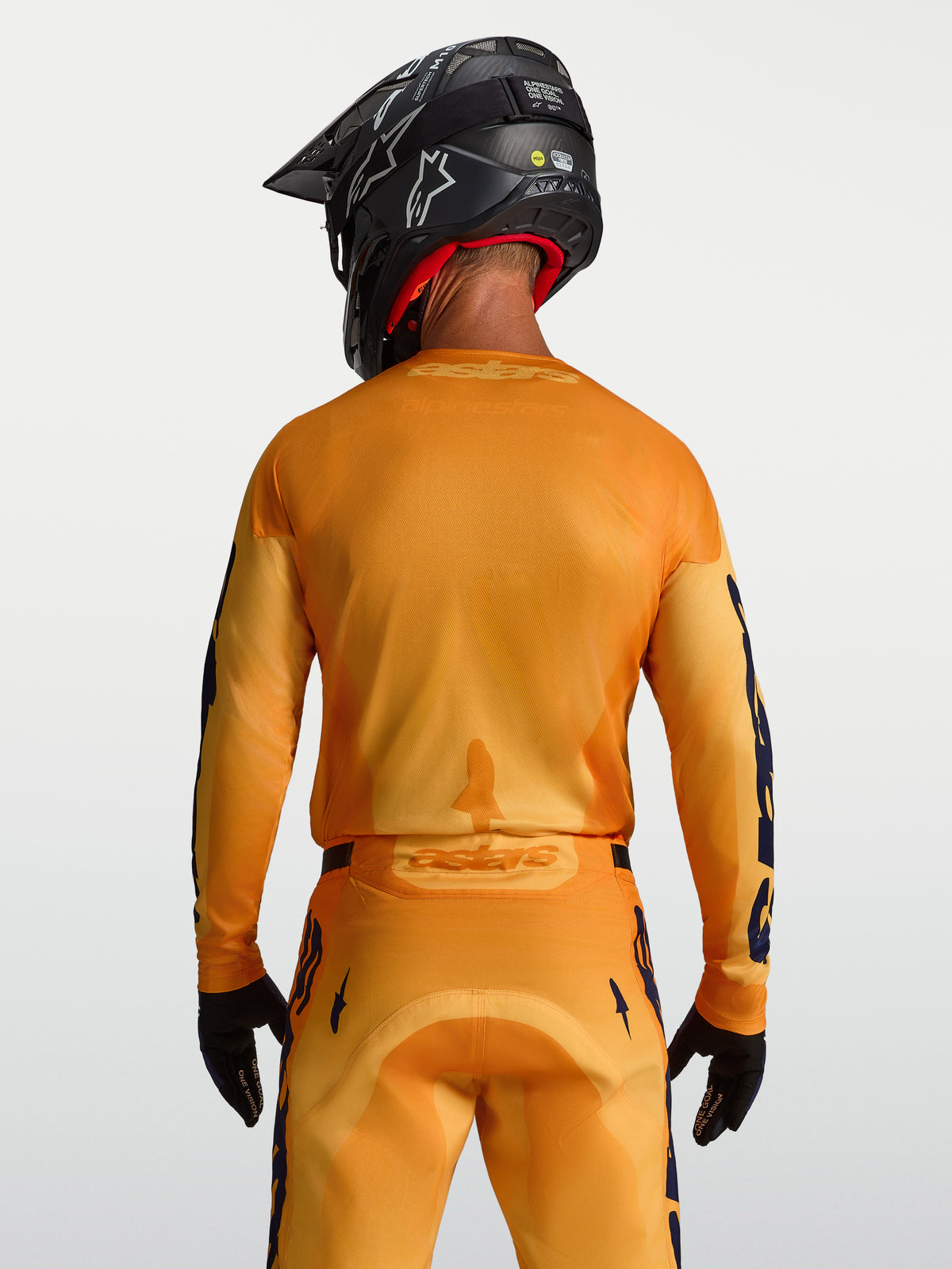 Alpinestars Racer Amber Trikot, Motocross-Oberteil für Herren in Orange und Gold, Mesh-Einsätze, Rückansicht am Model.