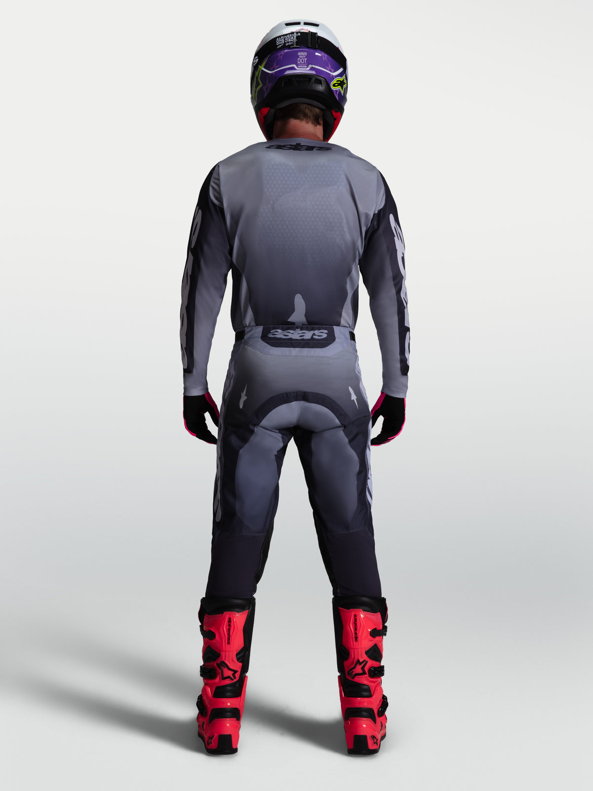 Alpinestars 2027 Racer Amber Gear Set, Rückansicht von Herren-Motocross-Trikot und -Hose in Grau und Lila am Modell.