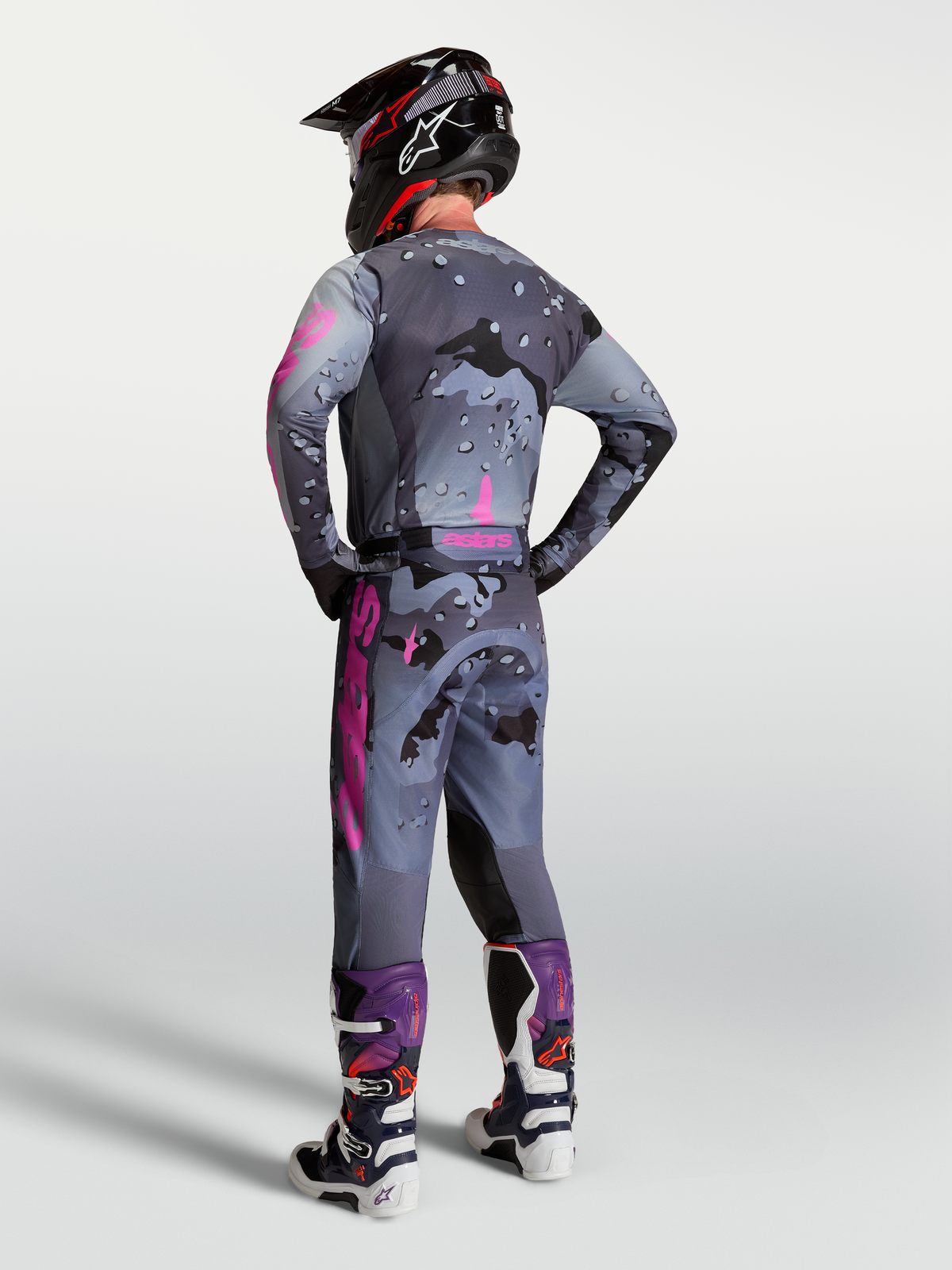 Alpinestars Racer Lone Trikot und Motocross-Set für Herren in Grau Camo und Lila, Rückansicht mit Helm und Stiefeln.