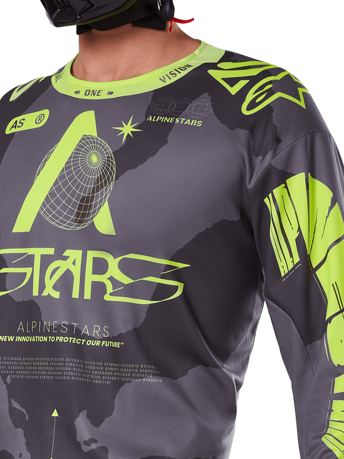 Alpinestars 2025 Racer Hollow Trikot, Motocross-Trikot, Dark Camo und Yellow Fluo, Nahaufnahme des Brust- und Schulterbereichs, leuchtendes neongelbes Alpinestars-Branding und technische geometrische Grafiken auf dunkelgrauem Camouflage-Hintergrund