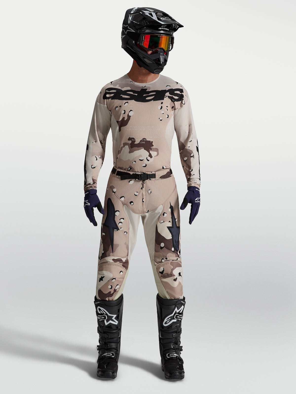 Alpinestars 2027 Racer Lone Trikot und Ausrüstungsset, Motocross-Outfit in Desert Camo und Schwarz, vorgekrümmte Passform.