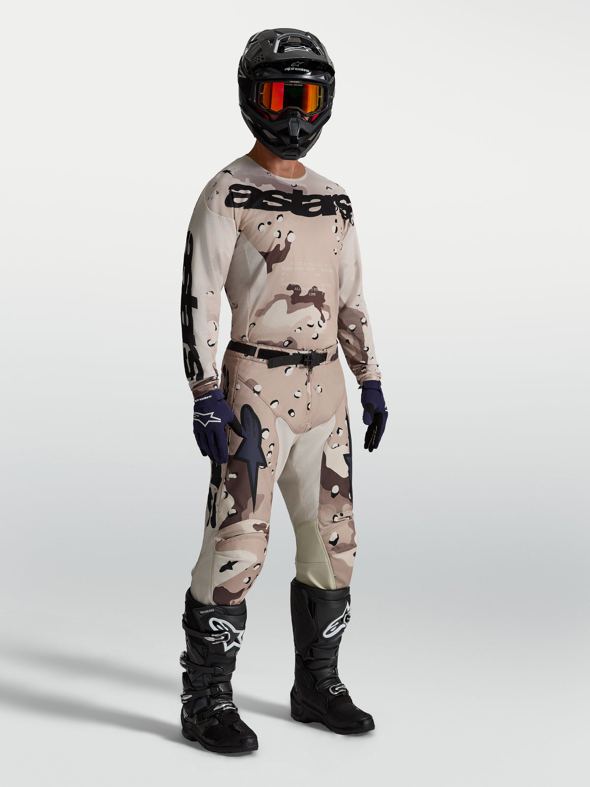 Alpinestars Racer Lone Trikot, Herren-Motocross-Trikot in Wüstencamo und Schwarz, feuchtigkeitsableitende Leichtbauweise, Model trägt komplette Motocross-Ausrüstung.