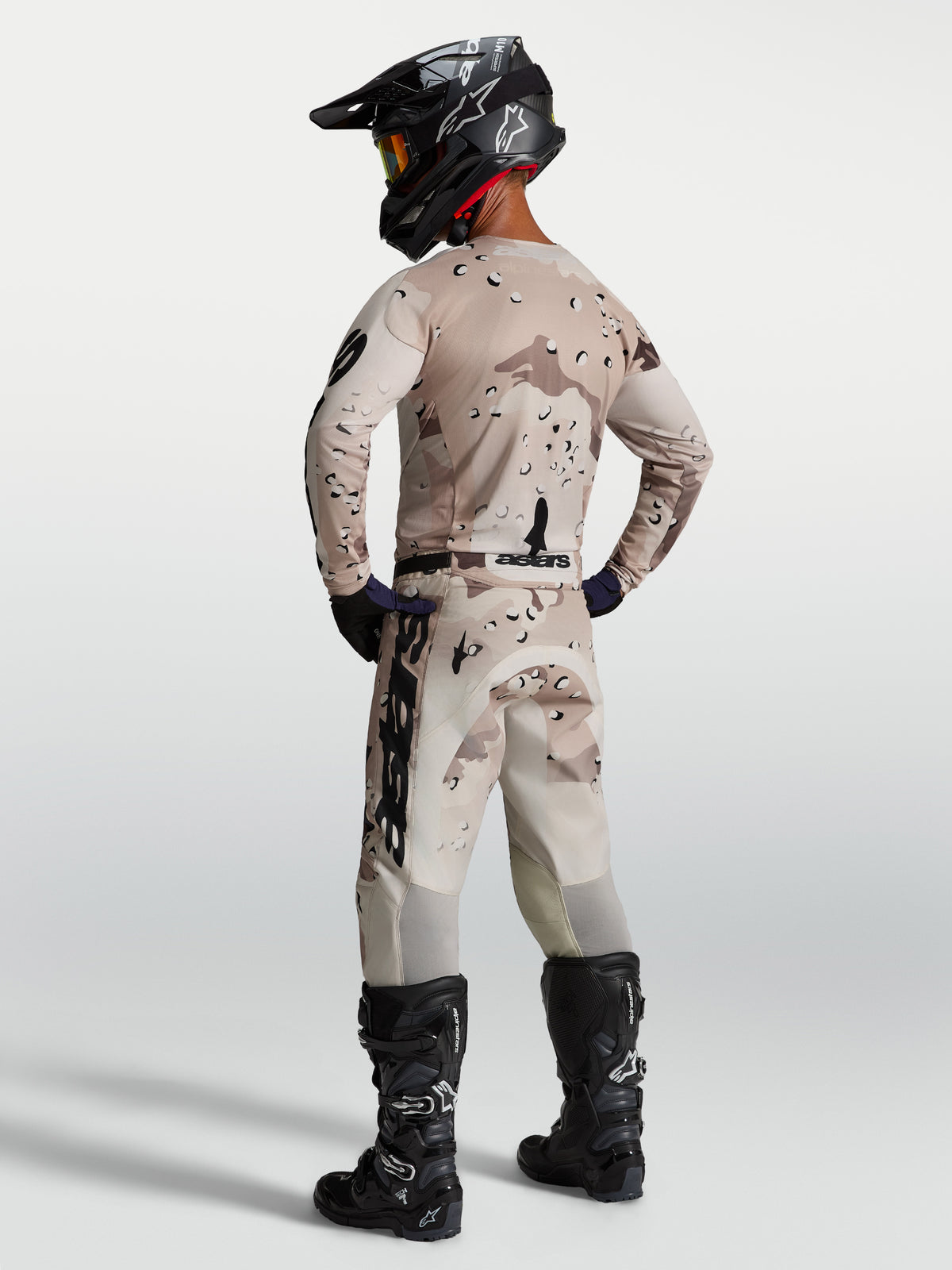 Alpinestars Racer Lone Trikot, Herren-Motocross-Trikot, Wüsten-Camo Beige und Schwarz, Rückansicht eines Fahrers.
