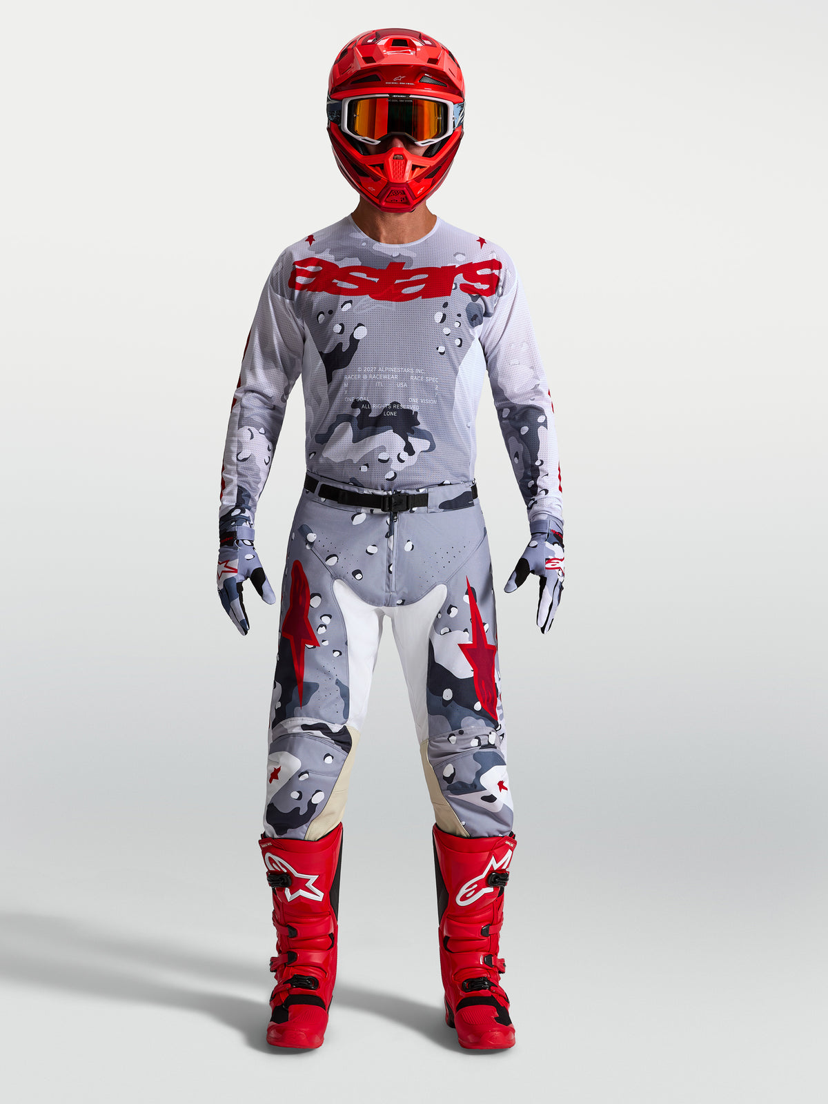Alpinestars Racer Air Lone Trikot, Herren-Motocross-Trikot in Grau Camo und Rot, atmungsaktives Mesh, am Model präsentiert.