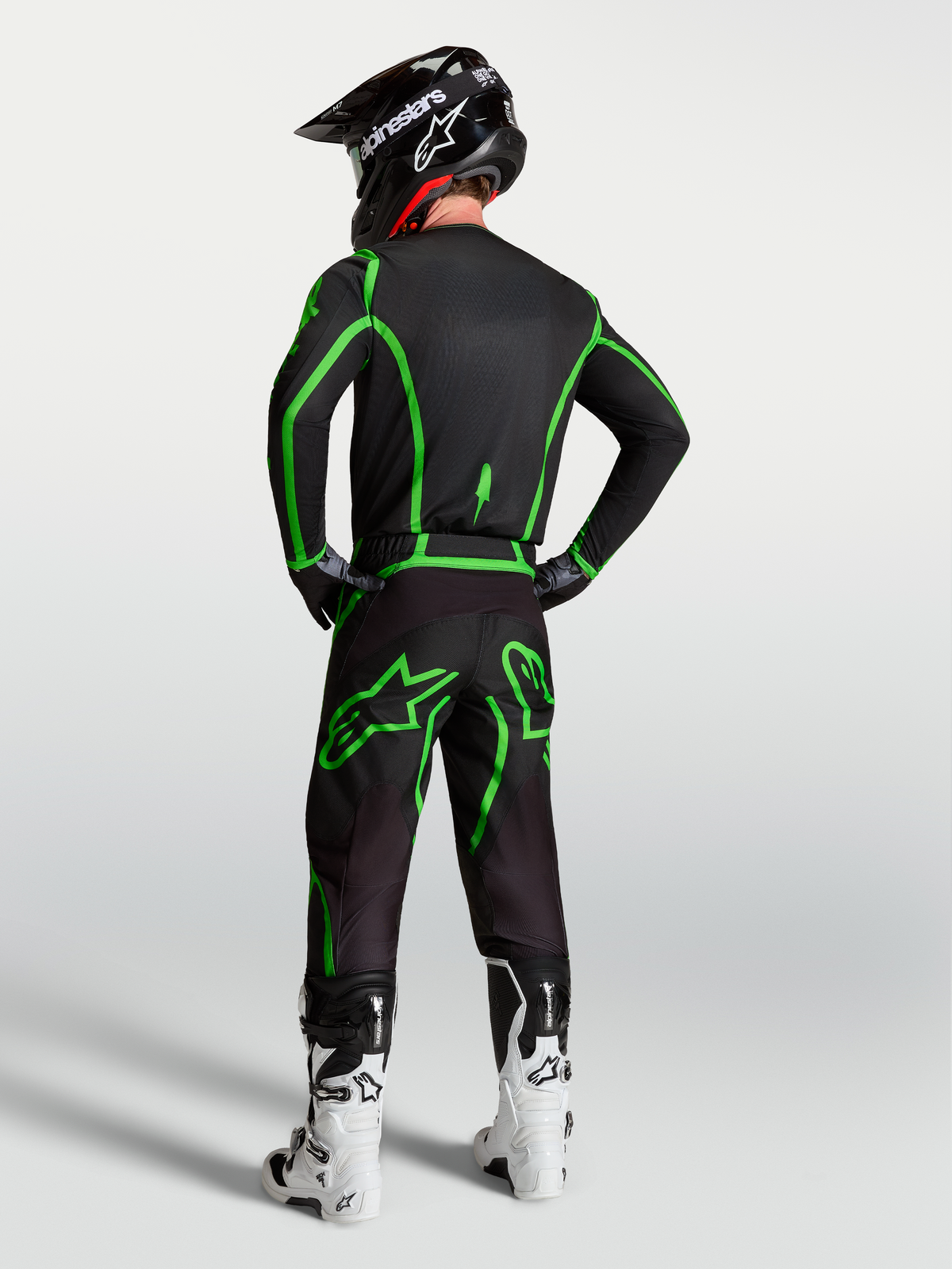 Alpinestars Fluid Apex V2 Trikot, Motocross-Ausrüstung für Herren, Schwarz und Neongrün, Rückansicht am Model mit Hose.