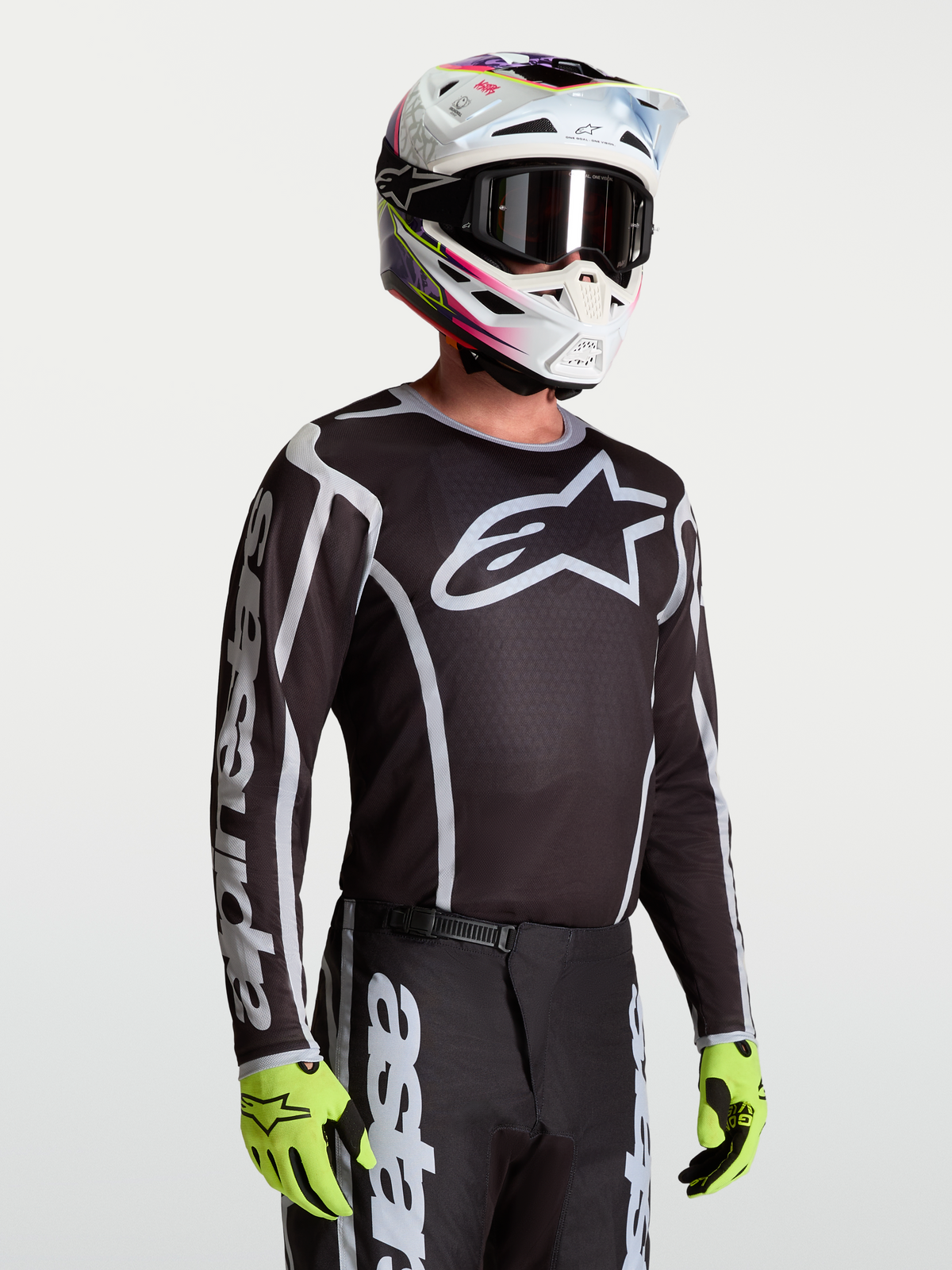 Alpinestars Fluid Apex V2 Trikot, Herren-Motocross-Trikot, Schwarz und Silber, atmungsaktives Polygewebe, getragen von einem Model.