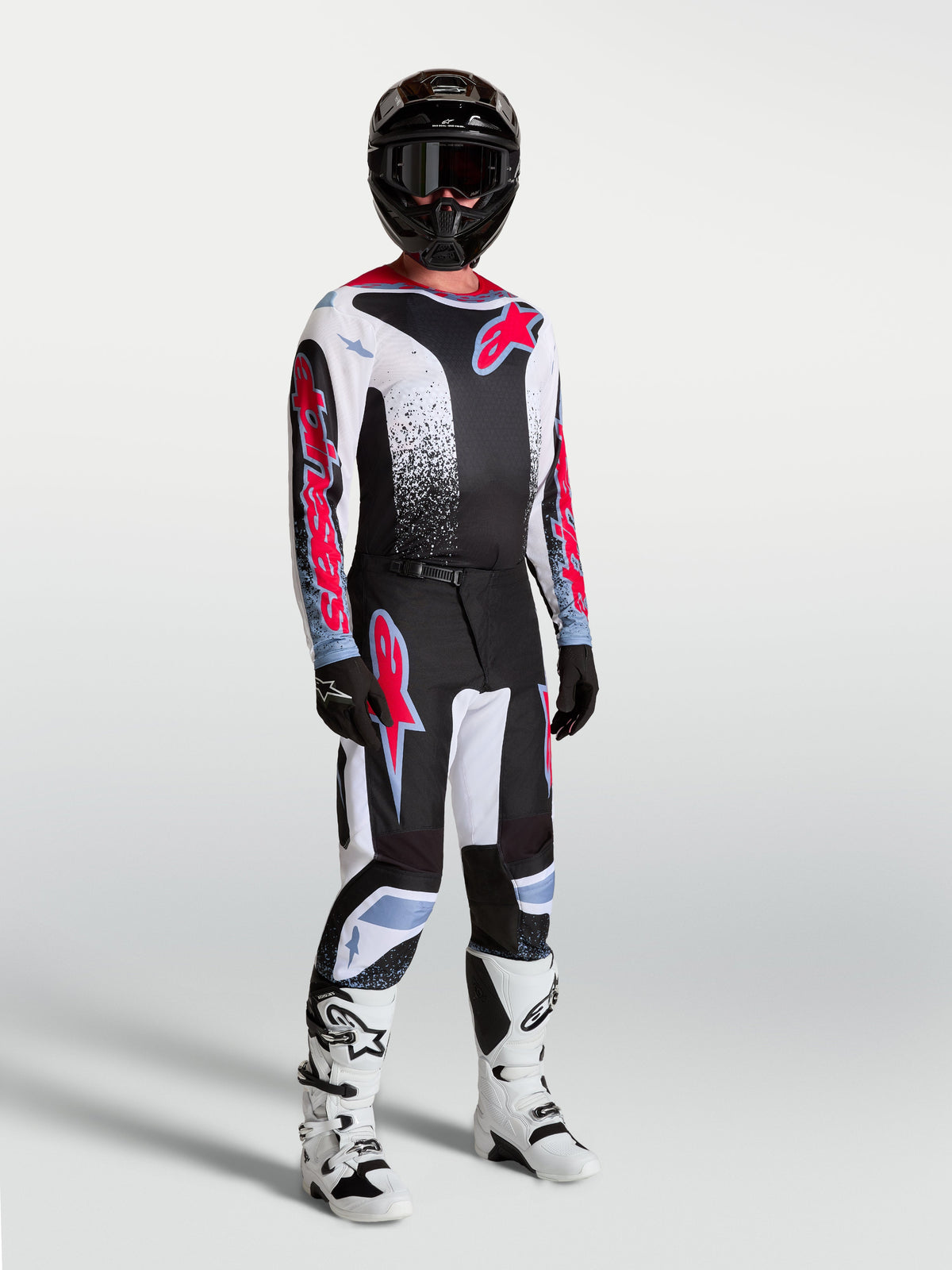 Alpinestars 2027 Fluid Drag Ausrüstungsset, Herren-Motocross-Outfit, Schwarz-Weiß mit roten Grafiken und weißen Stiefeln.