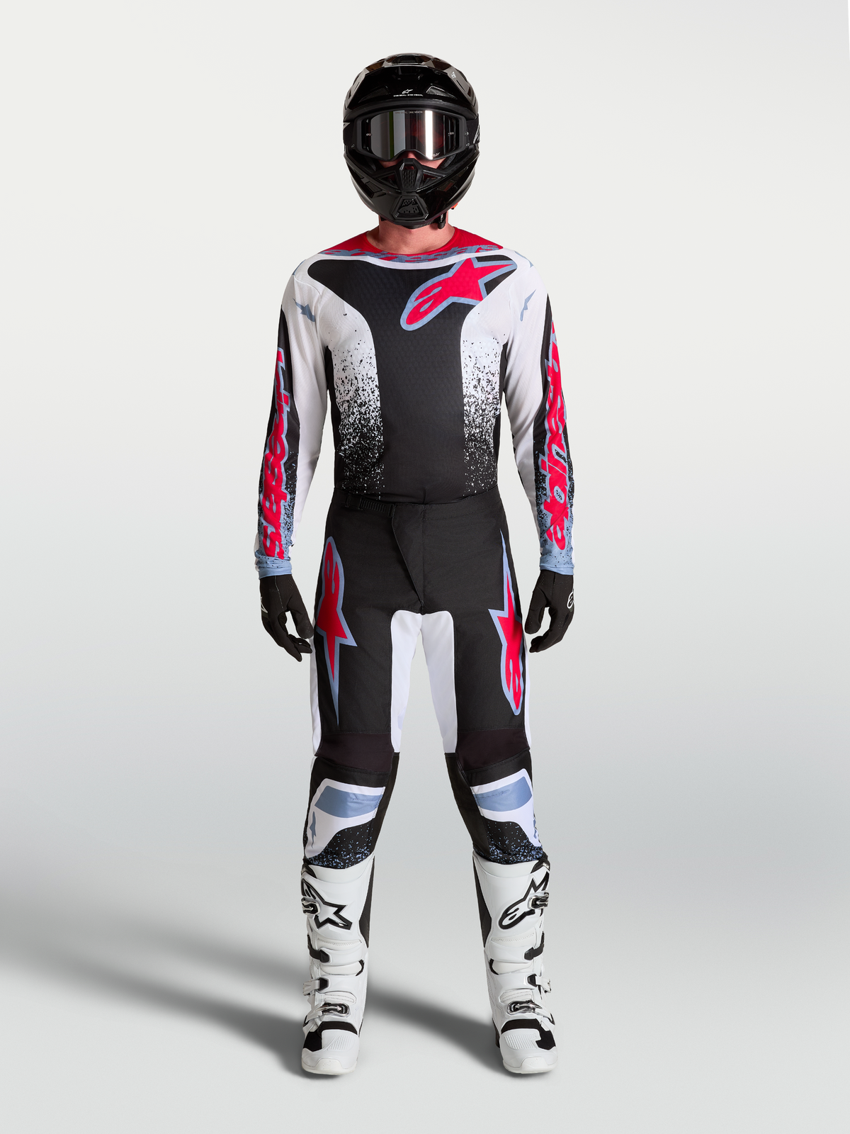 Alpinestars Fluid Drag Trikot und Gear Set, Motocross-Kit in Schwarz und Weiß mit roten Grafiken für Offroad-Performance.