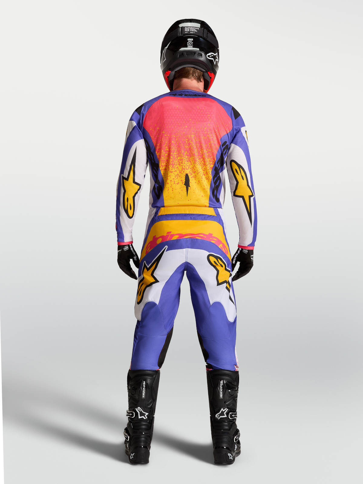 Alpinestars Fluid Drag Hose und Ausrüstungsset, Herren-Motocross-Outfit, Lila und Blau-Iris-Gold, Rückansicht am Model.