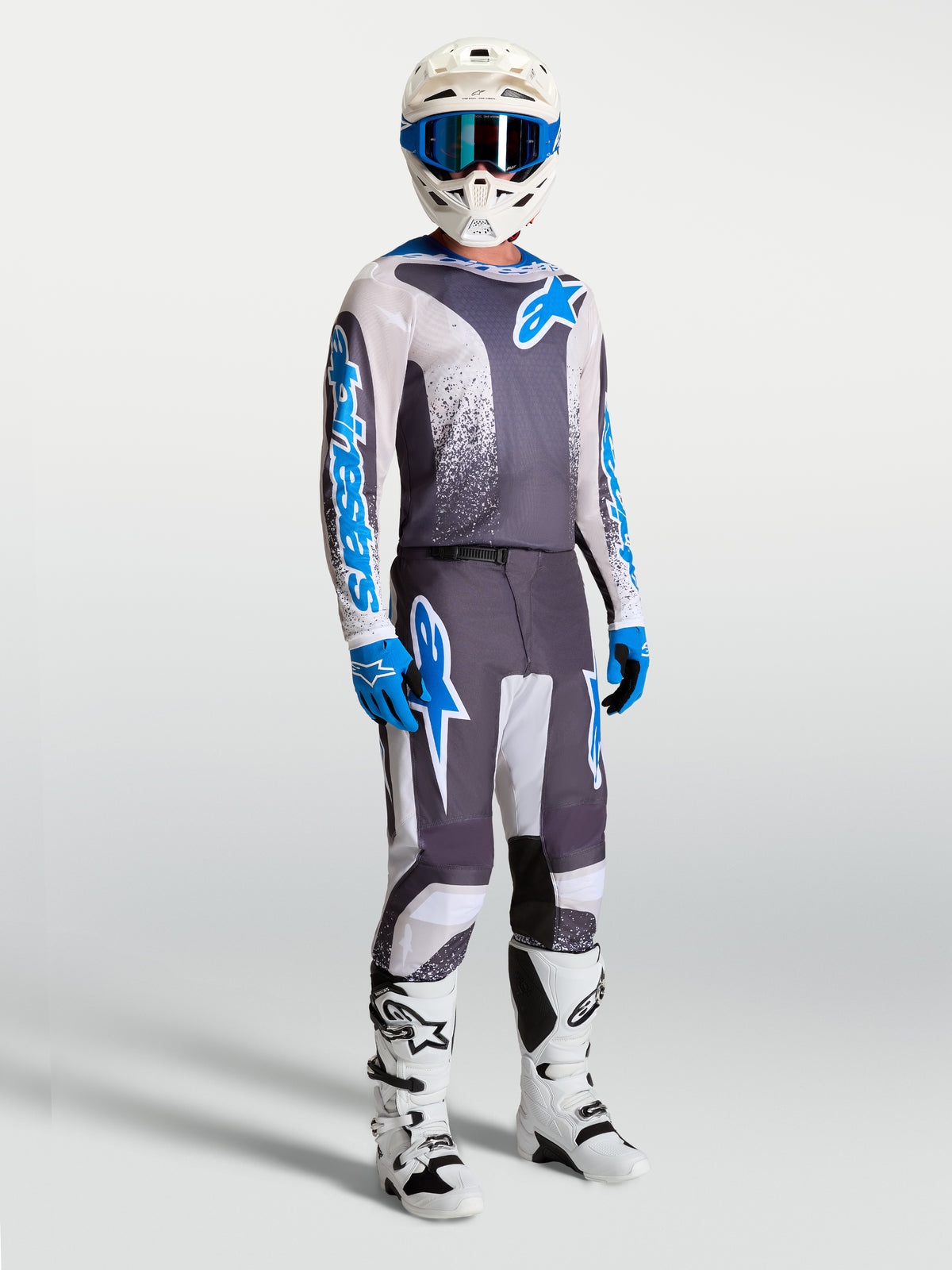 Alpinestars Fluid Drag Trikot und Herren-Motocross-Set, Grau und UCLA Blau, inklusive Helm und Motorradstiefeln.