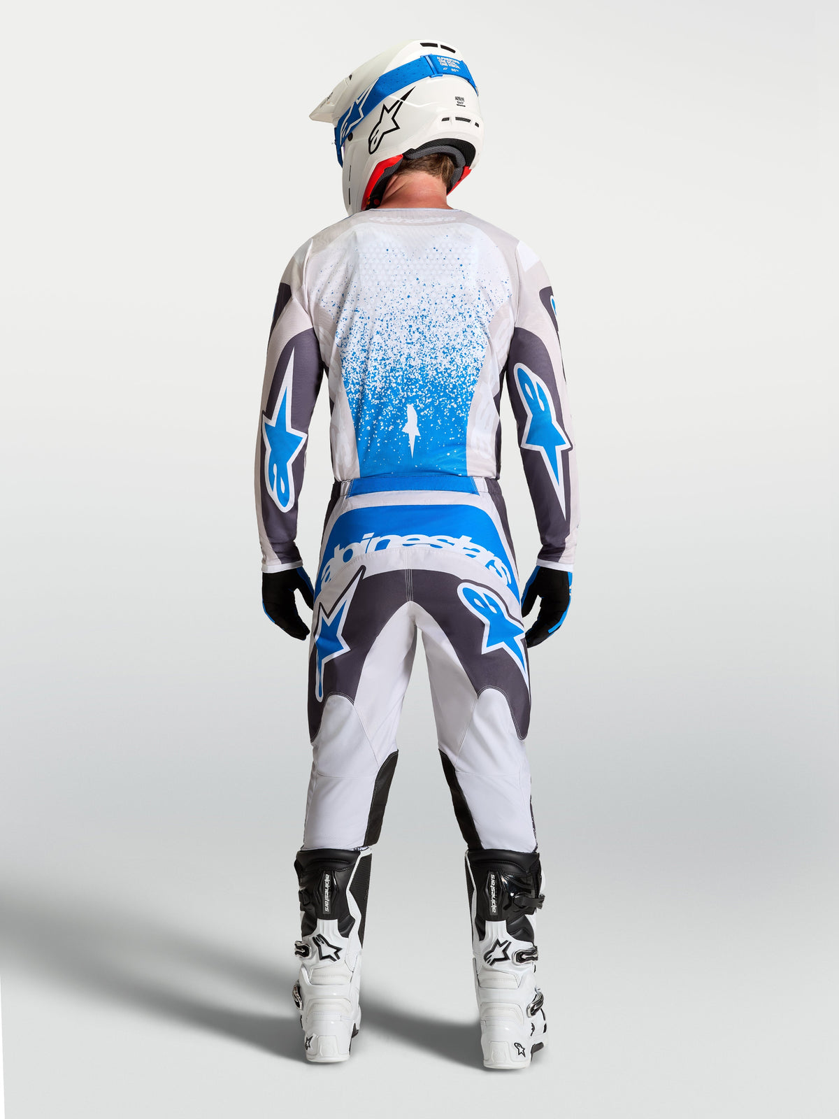 Alpinestars 2027 Fluid Drag Gear Set, Motocross-Trikot und -Hose für Herren, Weiß, Grau und Blau, Rückansicht des MX-Outfits.
