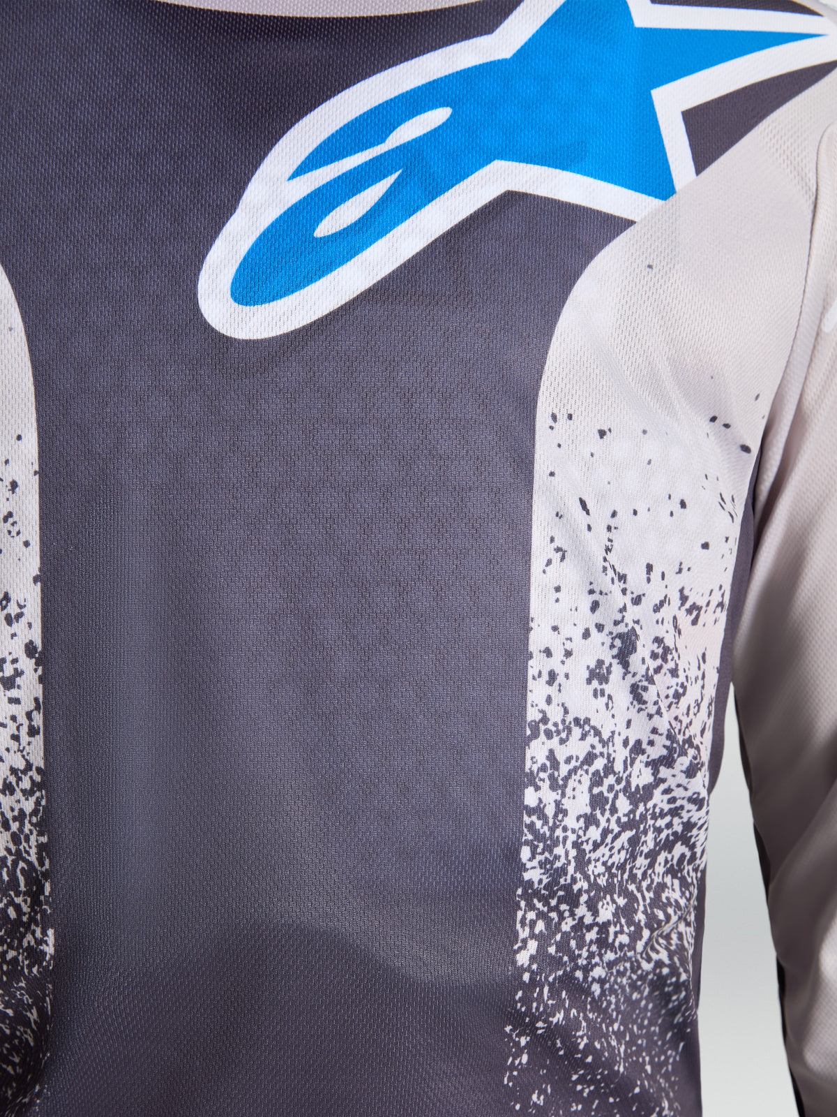 Alpinestars Fluid Drag Trikot, Motocross-Trikot, Grau und Blau, Nahaufnahme des atmungsaktiven Polygewebes mit Stern-Logo.