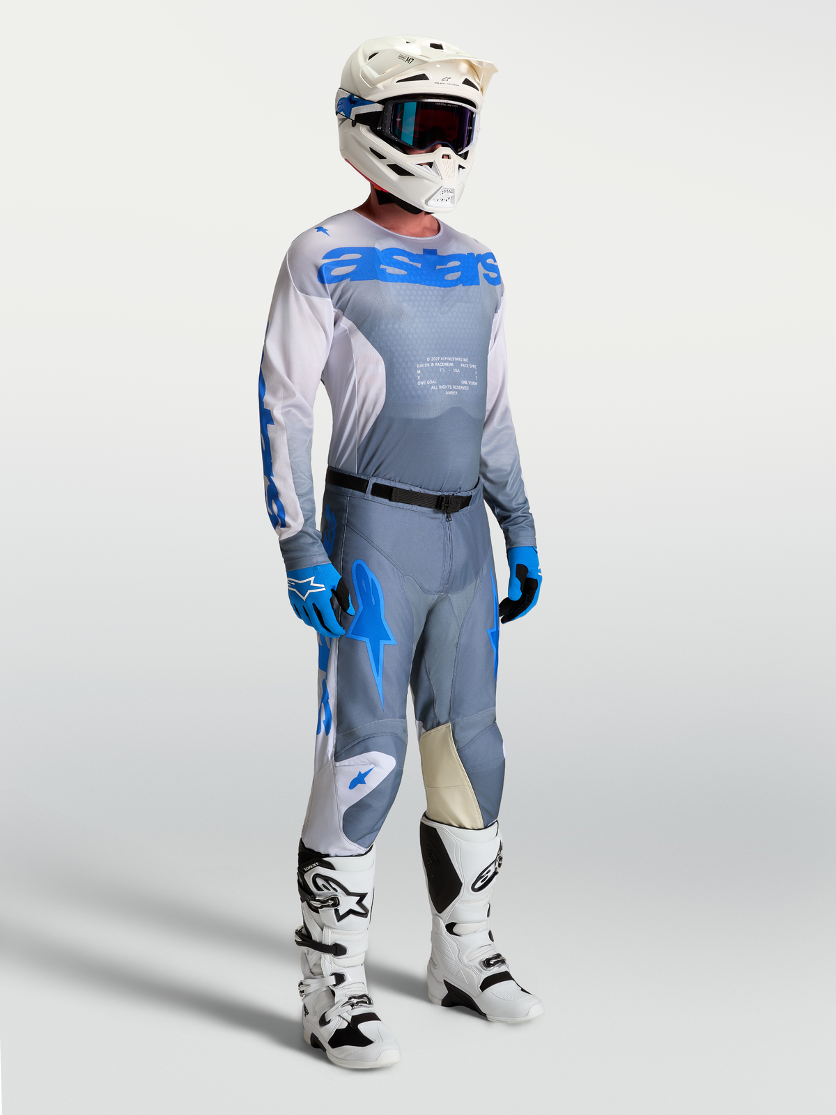 Alpinestars Racer Amber Gear Set und Hose, Herren-Motocross-Outfit in Aschgrau und UCLA-Blau mit sportlicher Rennpassform.