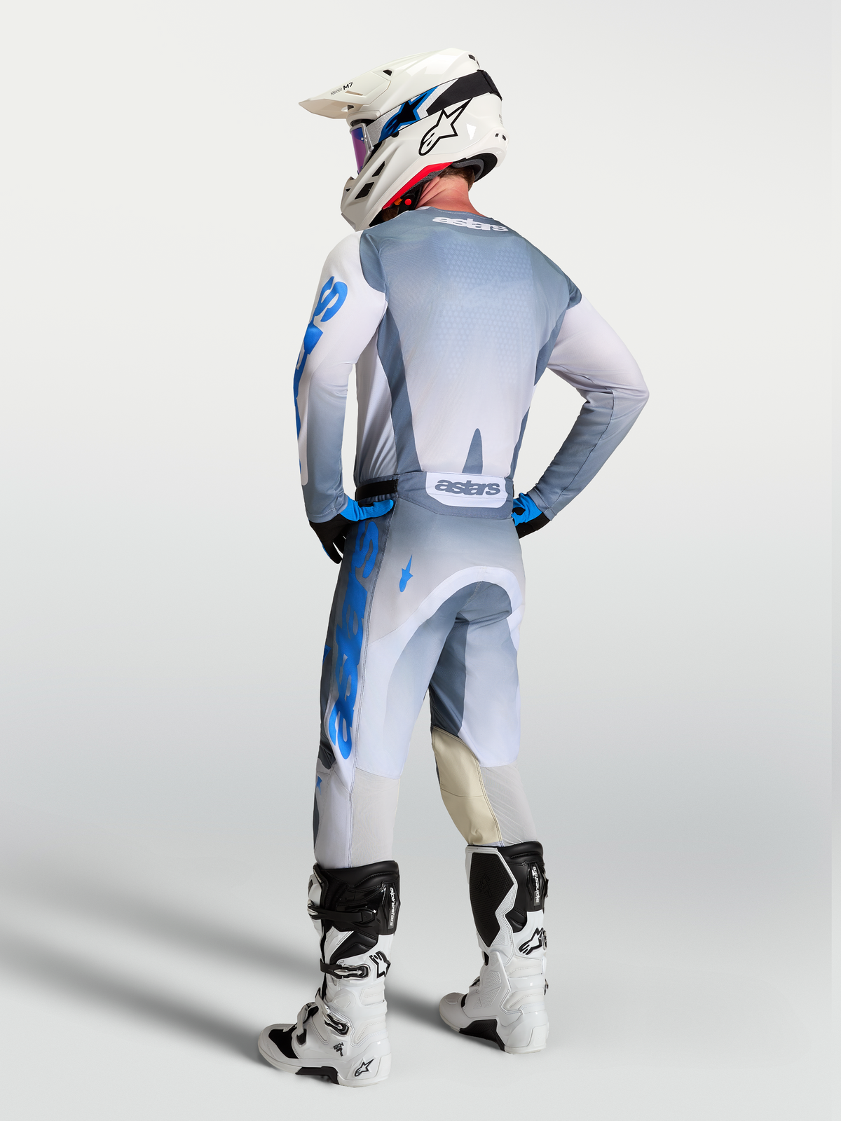 Alpinestars Racer Amber Hose und 2027 Gear Set, Motocross-Rennausrüstung, Grau und Blau, Rückansicht an einem Fahrer.