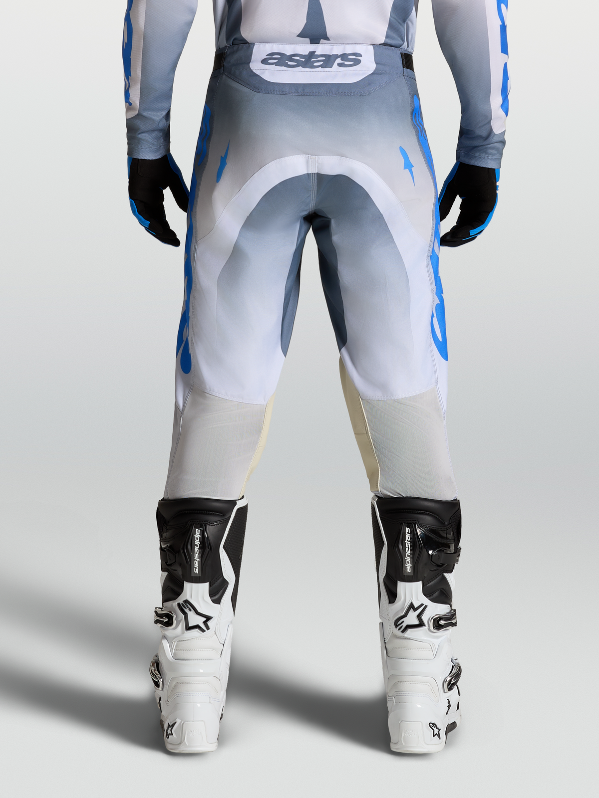 Alpinestars Racer Amber Hose, Motocross-Hose für Herren, Rückansicht in Grau und Blau, Race-Fit-Design, strapazierfähiges 600D-Polygewebe, kombiniert mit weißen MX-Stiefeln