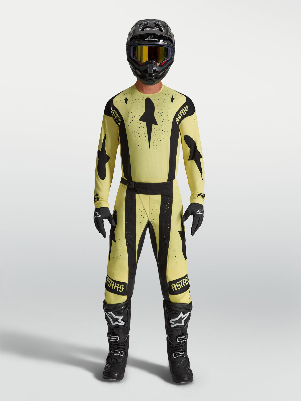 Alpinestars Techstar Atrox Trikot, Motocross-Oberteil für Herren in Gelb und Schwarz, athletische Rennpassform mit lasergeschnittener Belüftung, getragen von einem Model
