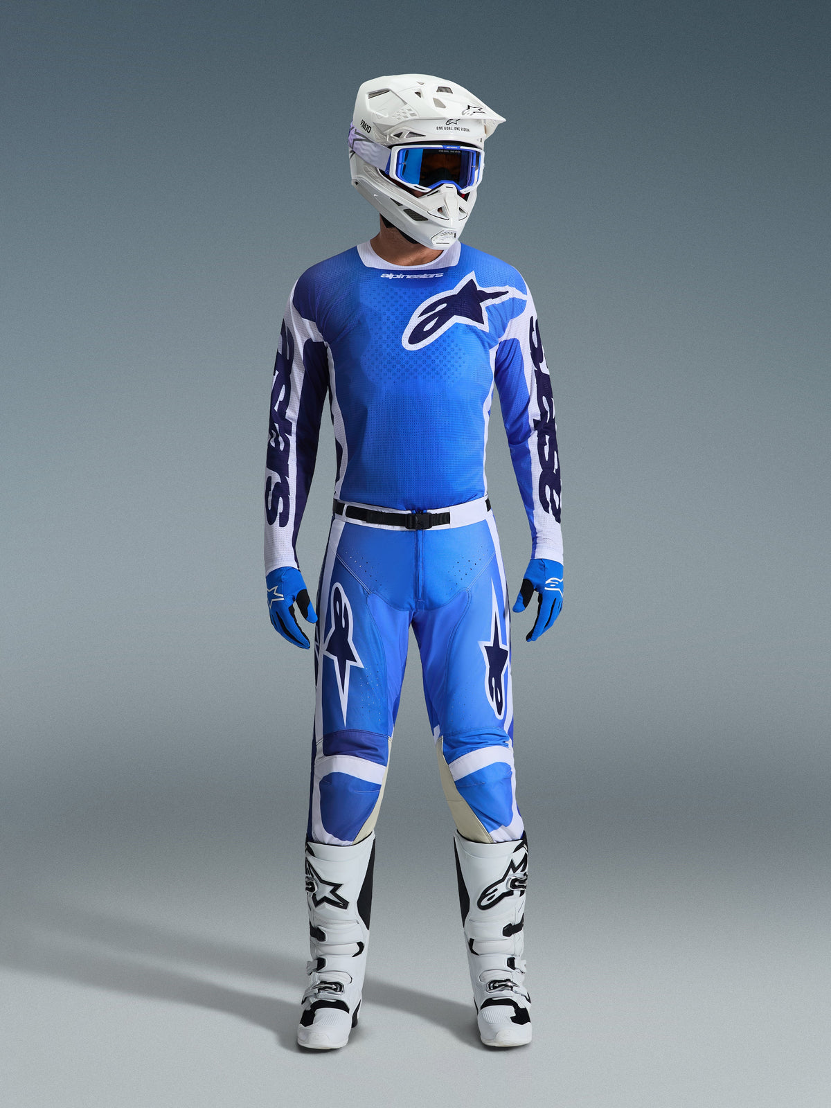 Motocross-Fahrer im Alpinestars 2026 Racer Air Portl Trikot in Ucla Blau-Weiß, kombiniert mit passender blauer Motocross-Hose, weißem Helm mit blauer Brille, blauen Handschuhen und weißen Stiefeln, komplette Profi-Ausrüstung für den Offroad-Rennsport