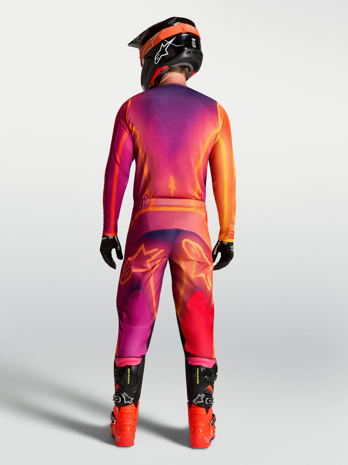 Alpinestars Fluid Kepler Trikot, Herren-MX-Trikot, Lila und Orange, Rückansicht eines Fahrers mit passender MX-Hose.
