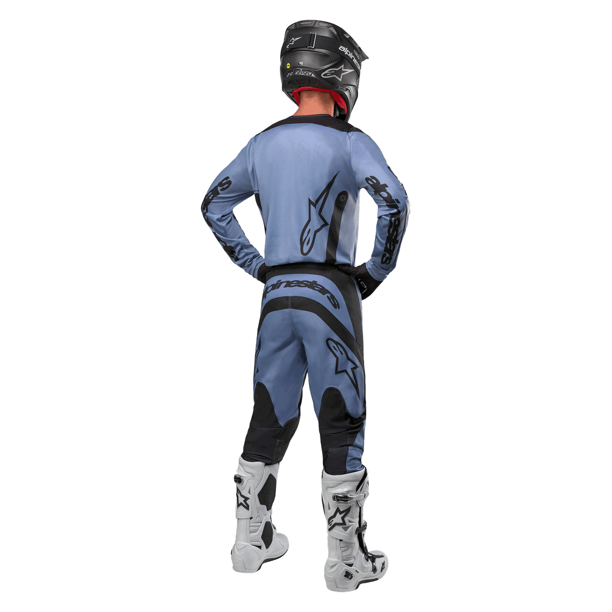 Motocross-Fahrer von hinten, Alpinestars 2024 Fluid Lurv Trikot und passende Hose in Hellblau und Schwarz, schwarzes Branding auf dem Rücken und den Ärmeln, schwarzer Helm und weiße Stiefel.