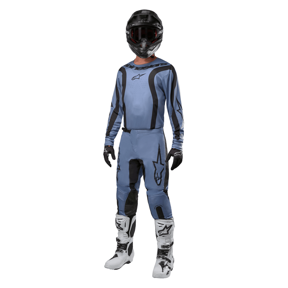 Motocross-Fahrer in kompletter Rennausrüstung, Alpinestars 2024 Fluid Lurv Trikot in Hellblau und Schwarz, passende hellblaue Hose mit schwarzen Einsätzen, weiß-schwarze Stiefel, schwarze Handschuhe, schwarzer Helm mit Brille, abgestimmtes Outfit für den Offroad-Rennsport
