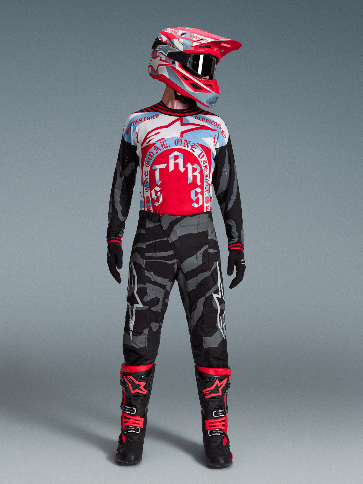 Alpinestars Techstar Trikot Beast Coast Limited Edition, rot-blaues Set mit Camouflage-Hose und Helm, MX-Ausrüstung.