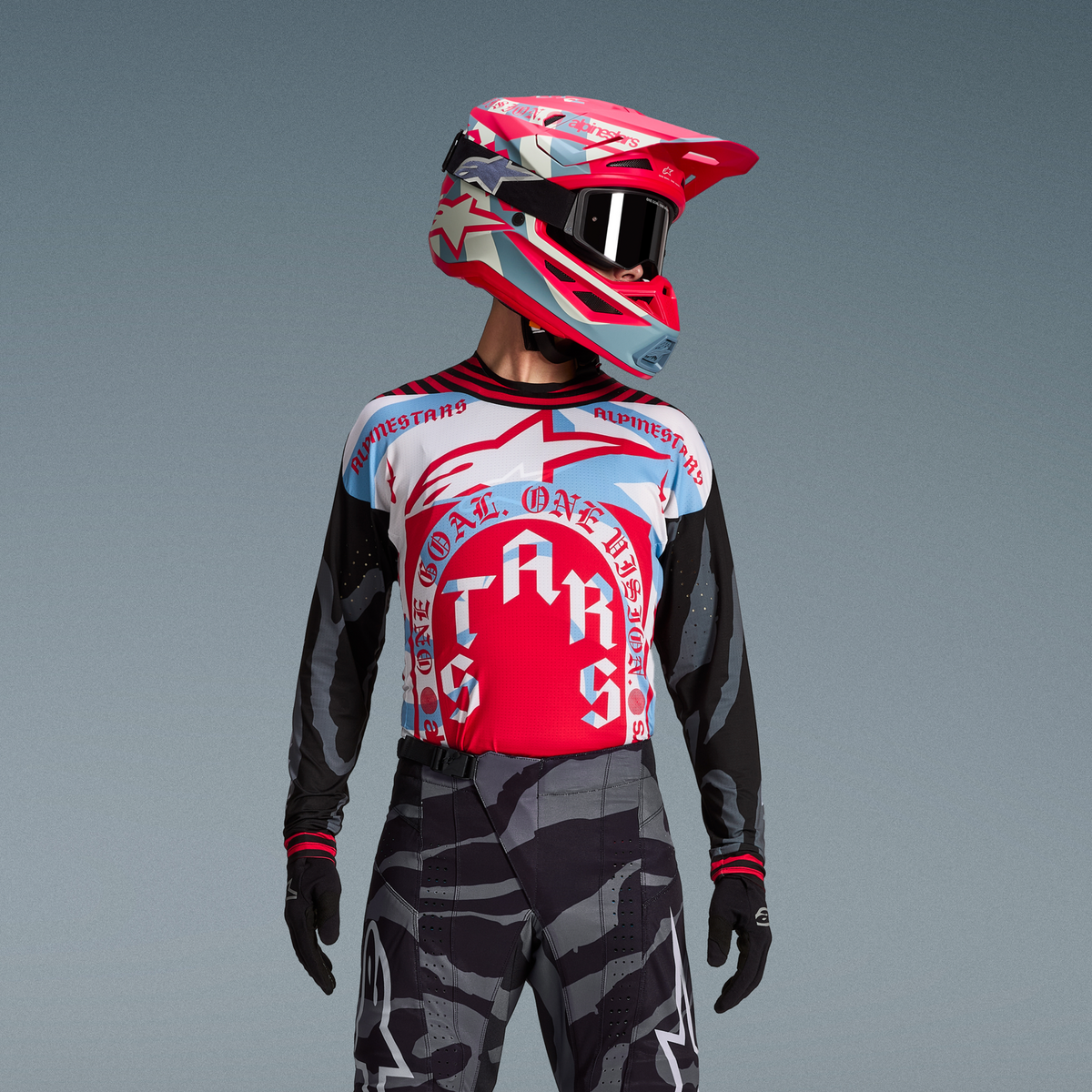 Techstar Ausrüstungs-Set Beast Coast Limited Edition, buntes Trikot mit Camouflage-Hose, pinker Helm und Schutzbrille.