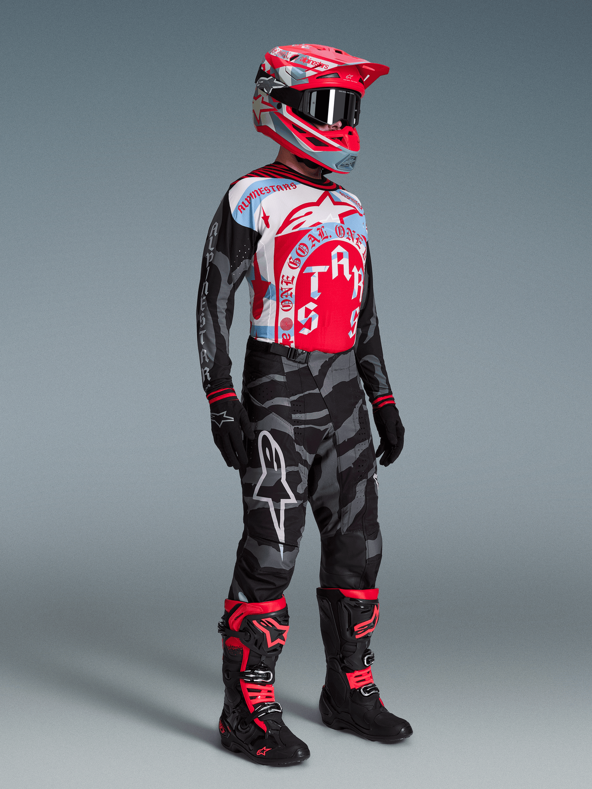 Techstar Beast Coast Limited Edition Gear-Set: rot-blaues Trikot, Camouflage-Hose, roter Helm und Stiefel für Motocross.