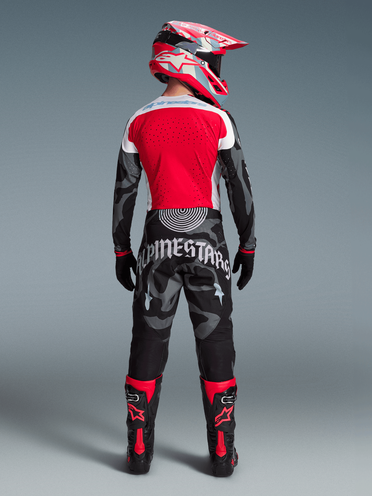 Techstar Trikot Limited Edition Beast Coast, rotes Rückenteil, Camo-Ärmel, komplette MX-Ausrüstung in Rückansicht.