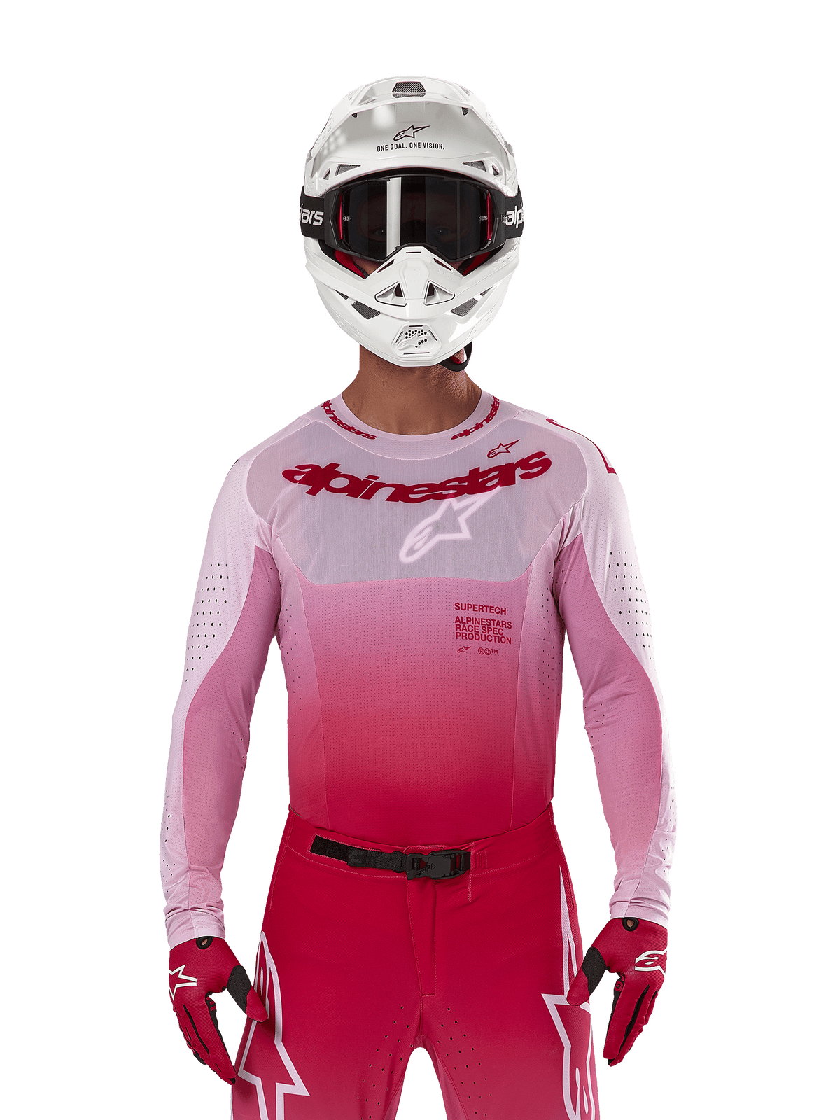 Motocross-Fahrer im Alpinestars 2024 Supertech Dade Jersey in Red Berry Lilac, passende Hose, weißer Helm mit schwarzer Brille und rote Handschuhe, professionelle Rennausrüstung mit pink-rotem Farbverlauf