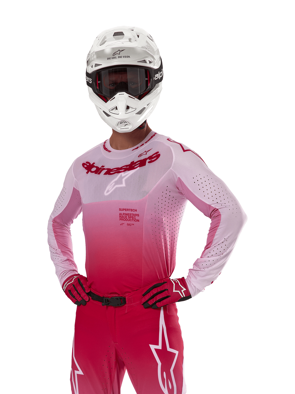 Alpinestars 2024 Supertech Dade Trikot, Motocross-Rennausrüstung, Design mit Farbverlauf in Red Berry Lilac, langärmliges Trikot mit lasergeschnittenen Perforationen, getragen von einem Fahrer mit weißem Helm sowie passenden roten Handschuhen und Hosen, professionelles Motocross-Set auf weißem Hintergrund