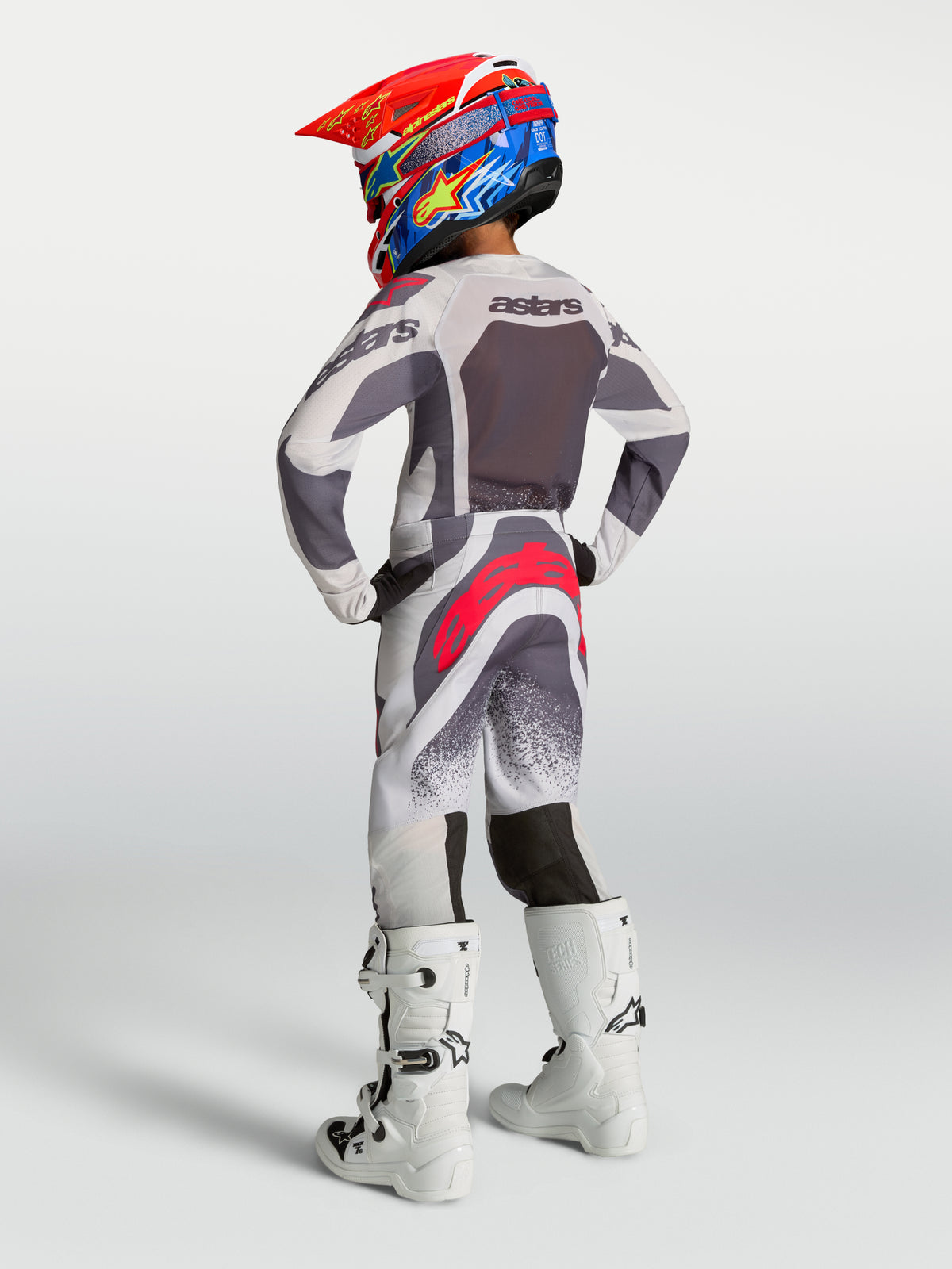 Alpinestars Supertech Swan Trikot und Gear Set für Jugendliche, graues und weißes Motocross-Outfit mit roten Akzenten, athletische Rennpassform, Rückansicht.
