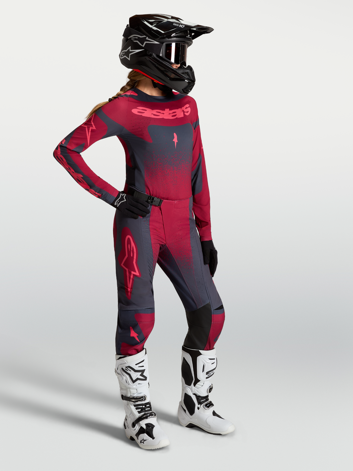 Alpinestars Stella Techstar Swan Gear Set und Hose, Damen-Motocross-Ausrüstung in Karmesinrot und Dunkelgrau.