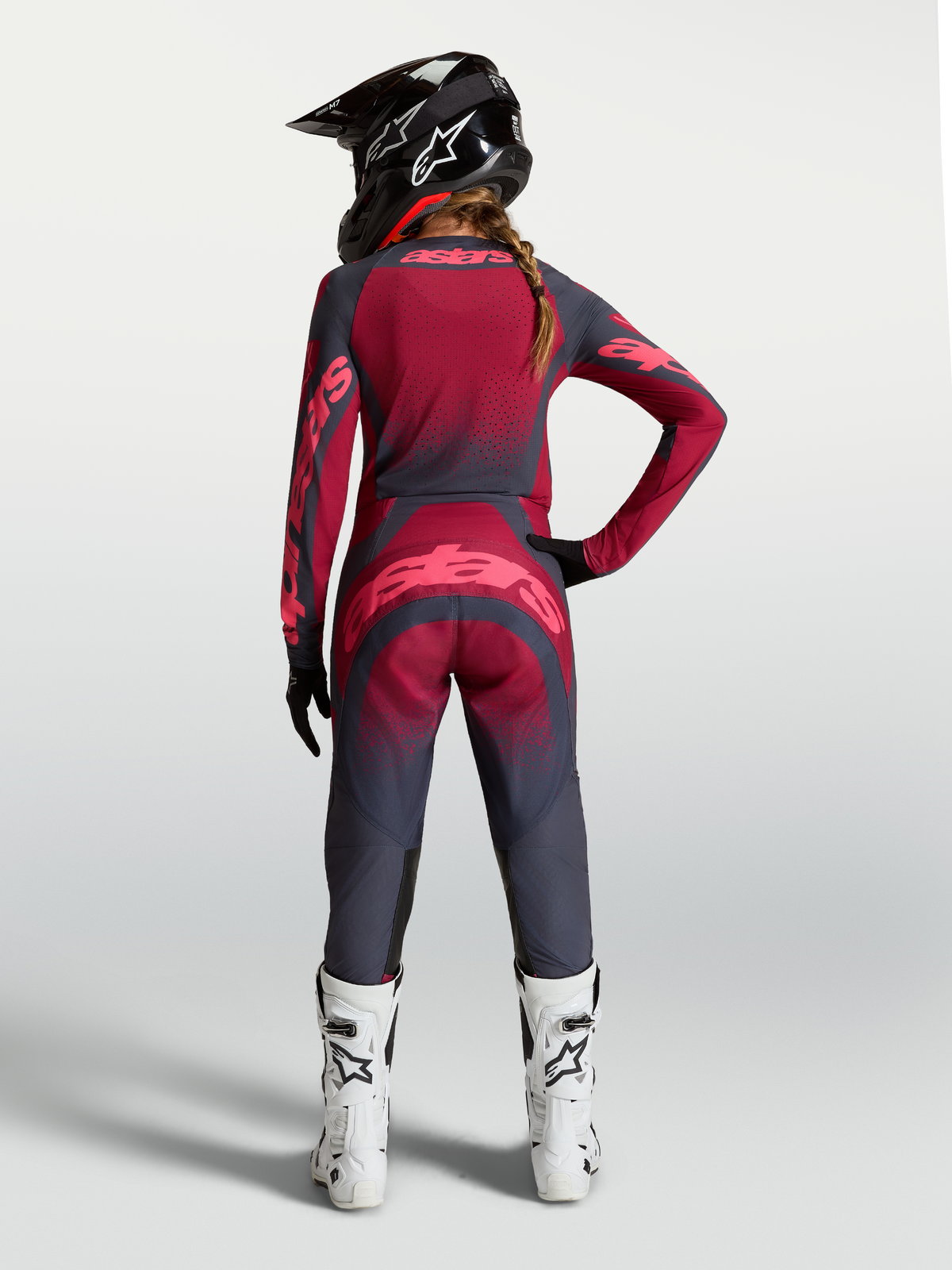 Alpinestars Stella Techstar Swan Gear Set und Hose, Damen-Motocross-Outfit, Dunkelgrau und Rot, Rückansicht.